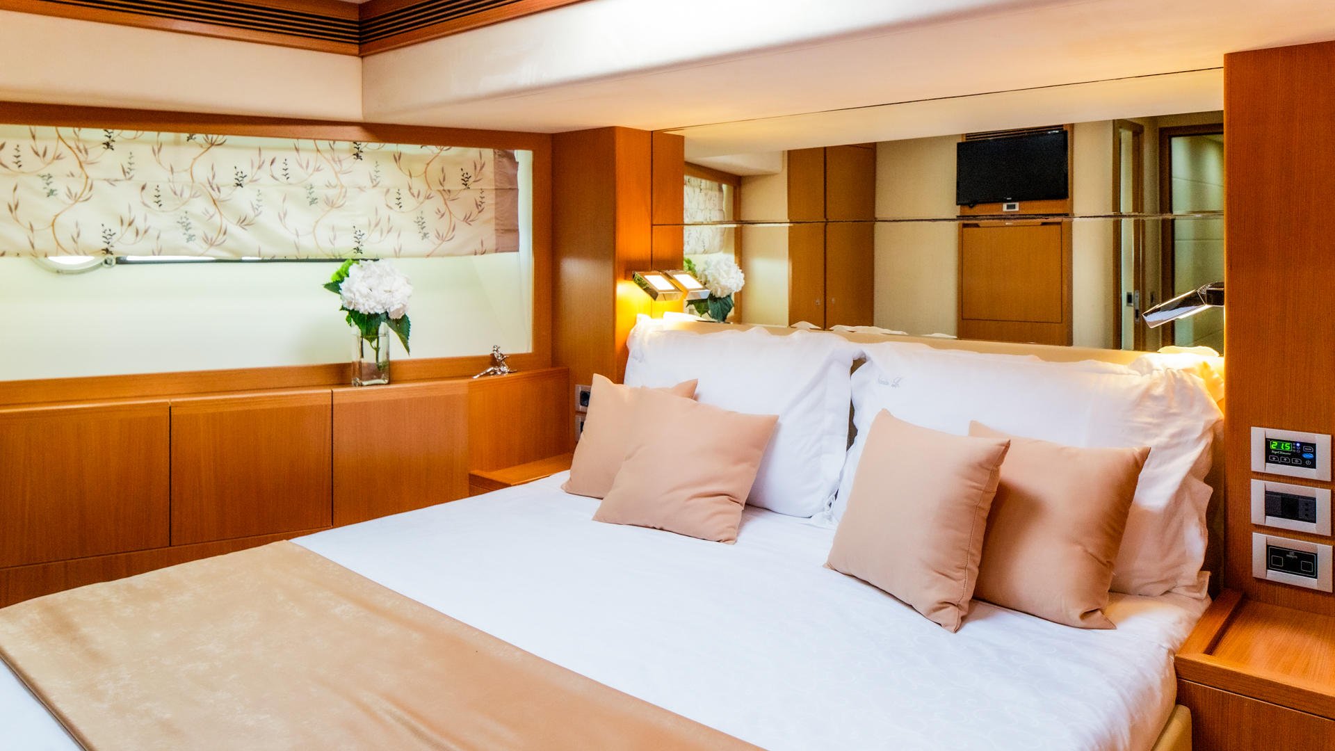 21-ORLANDO-L-VIP-cabin-side-view_.jpg