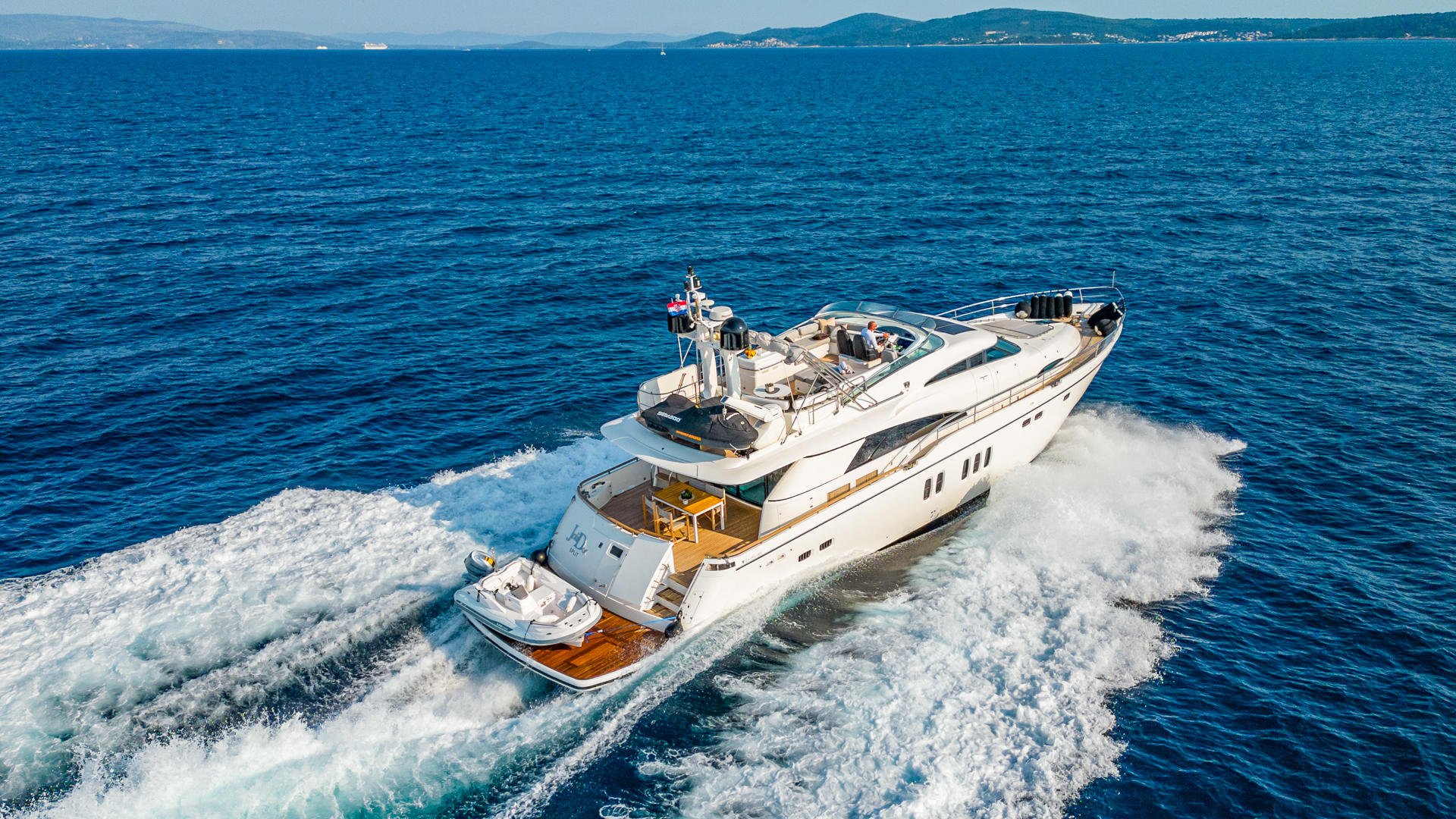 04-JoliDor-stern-view_.jpg