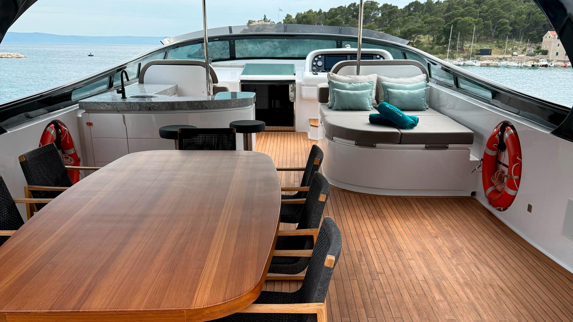 10-Cynthia-flybridge_.jpg