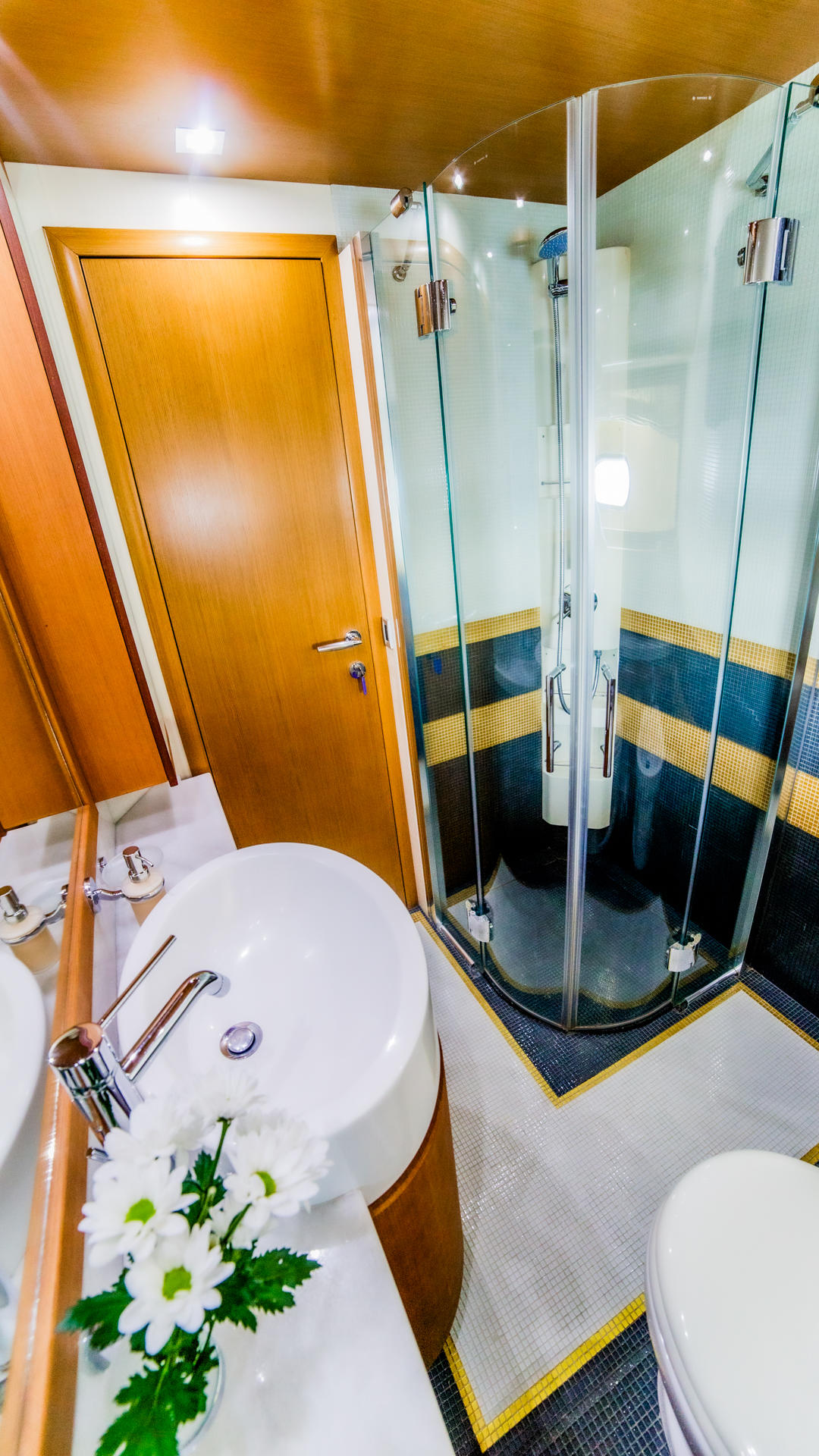 22-ORLANDO-L-VIP-bathroom_.jpg