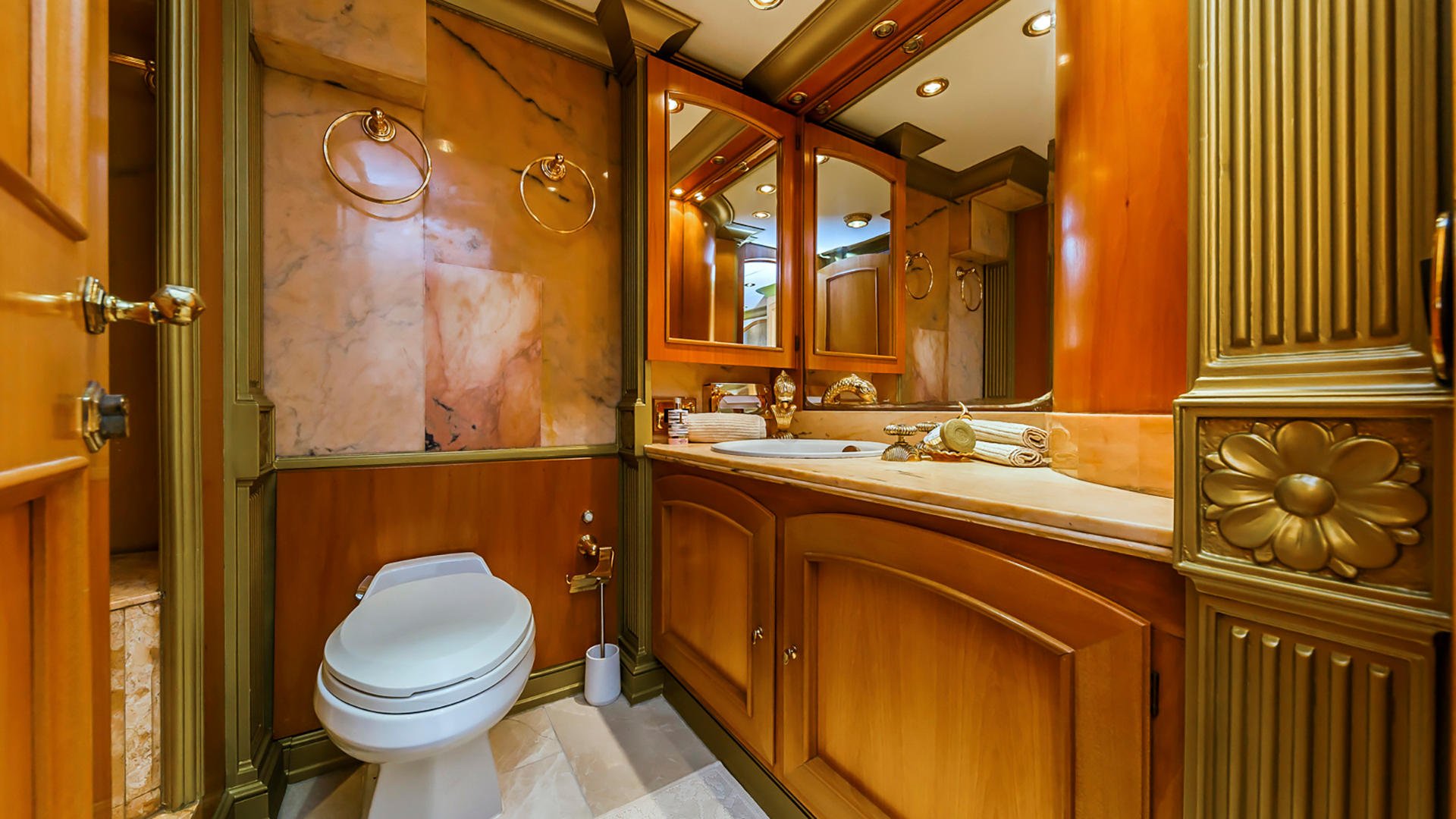 18-TO-JE-TO-Double-cabin-bathroom.jpg