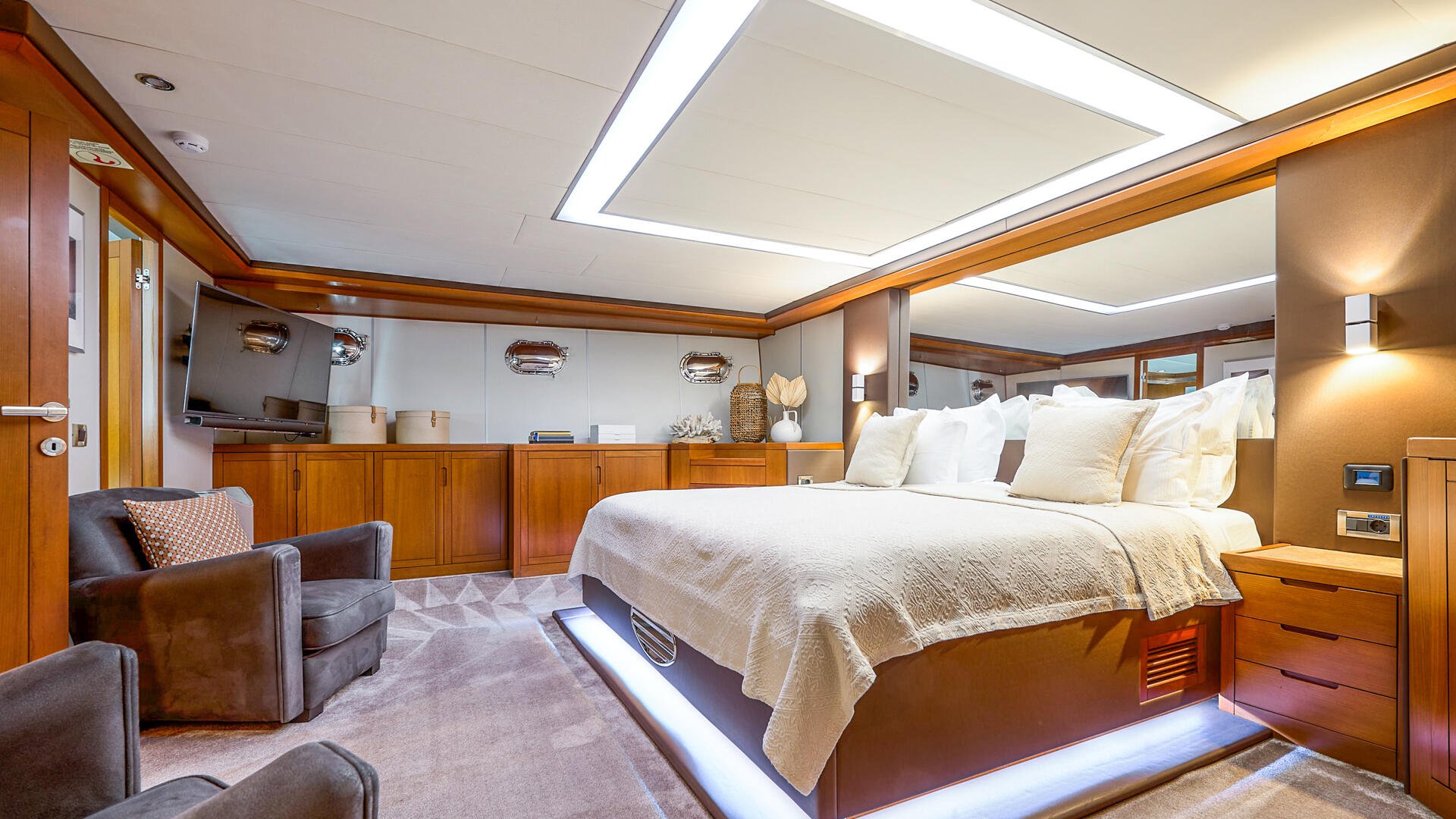 25-San-Limi-Master-cabin_.jpg