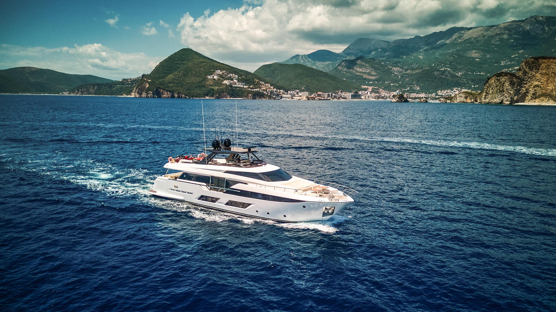 01-Madra-II-starboard_.jpg