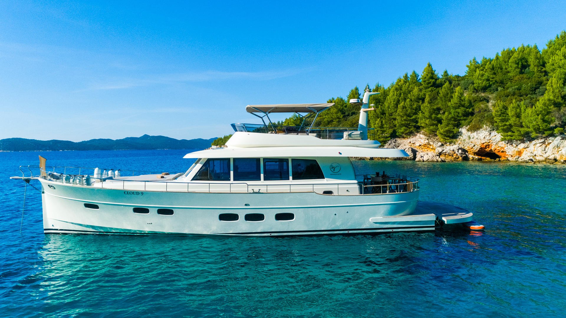 04-Cloud-9-portside-anchored_.jpg