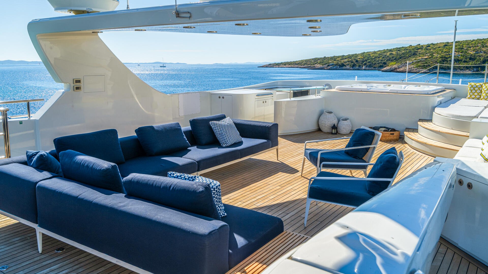 12-Silent-World-sun-deck-with-jacuzzi_.jpg