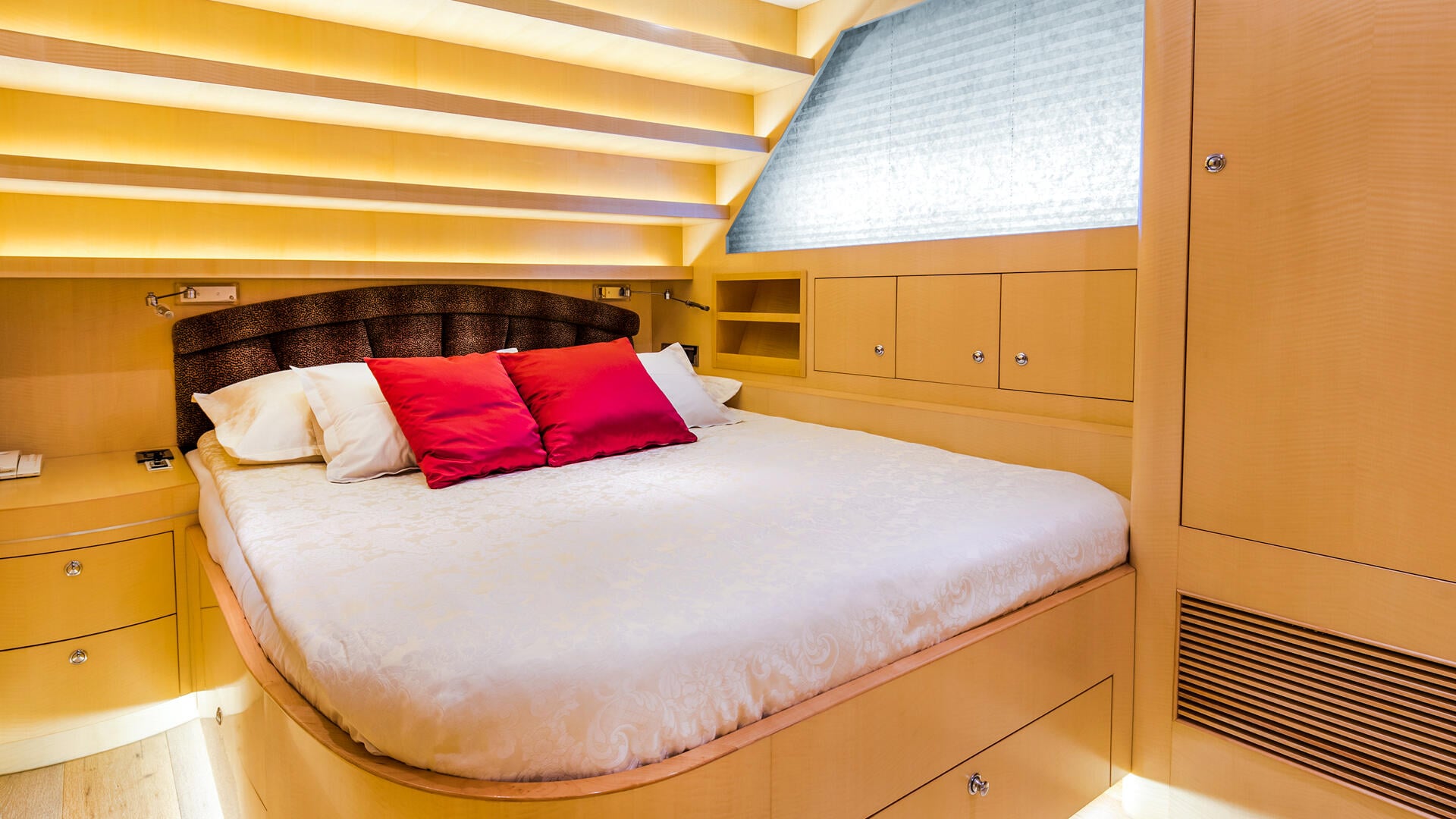 27-Conte-Alberti-Double-cabin_.jpg