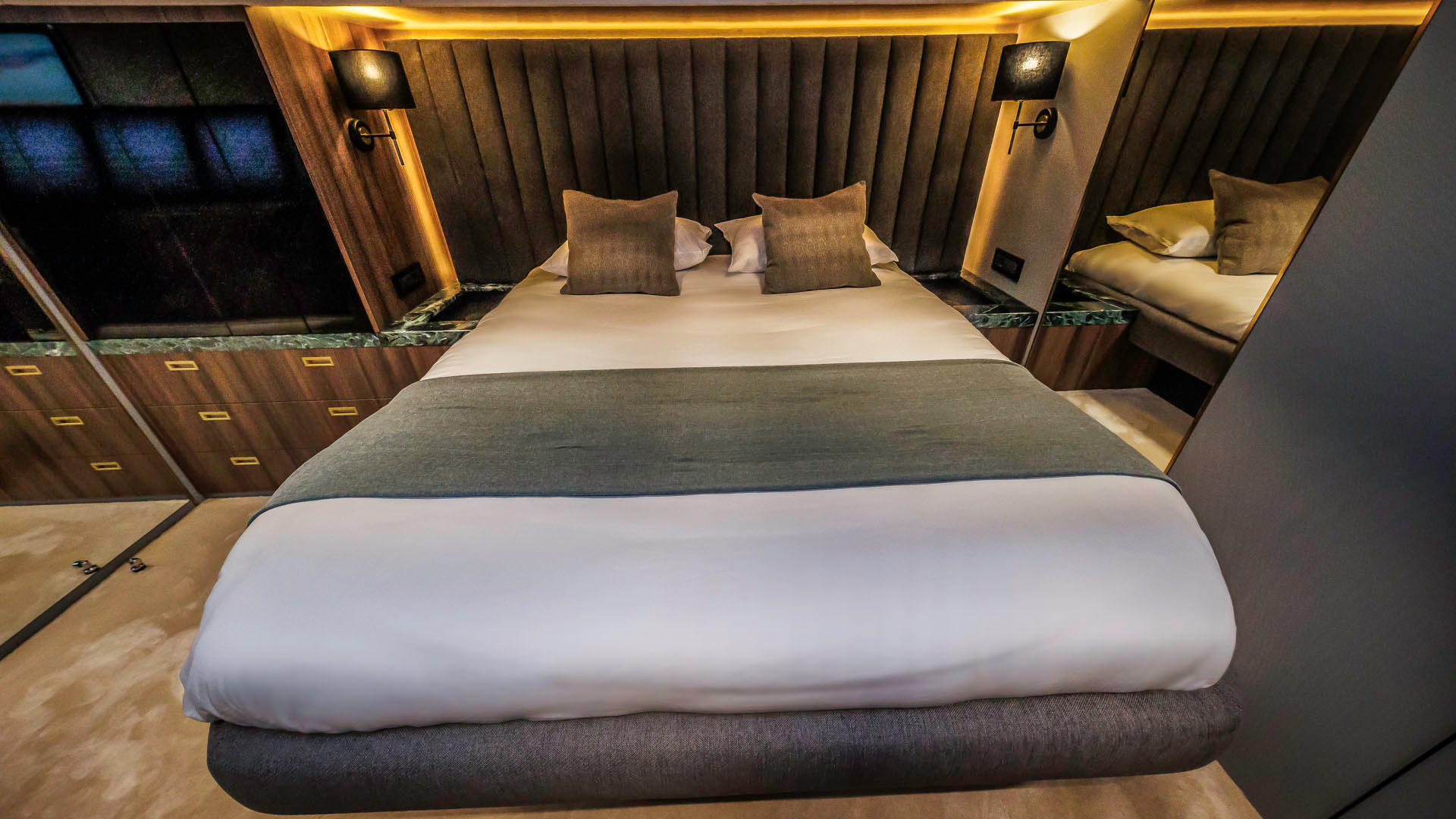 14-Over-the-Moon-Master-cabin-Stbd-aft.JPG