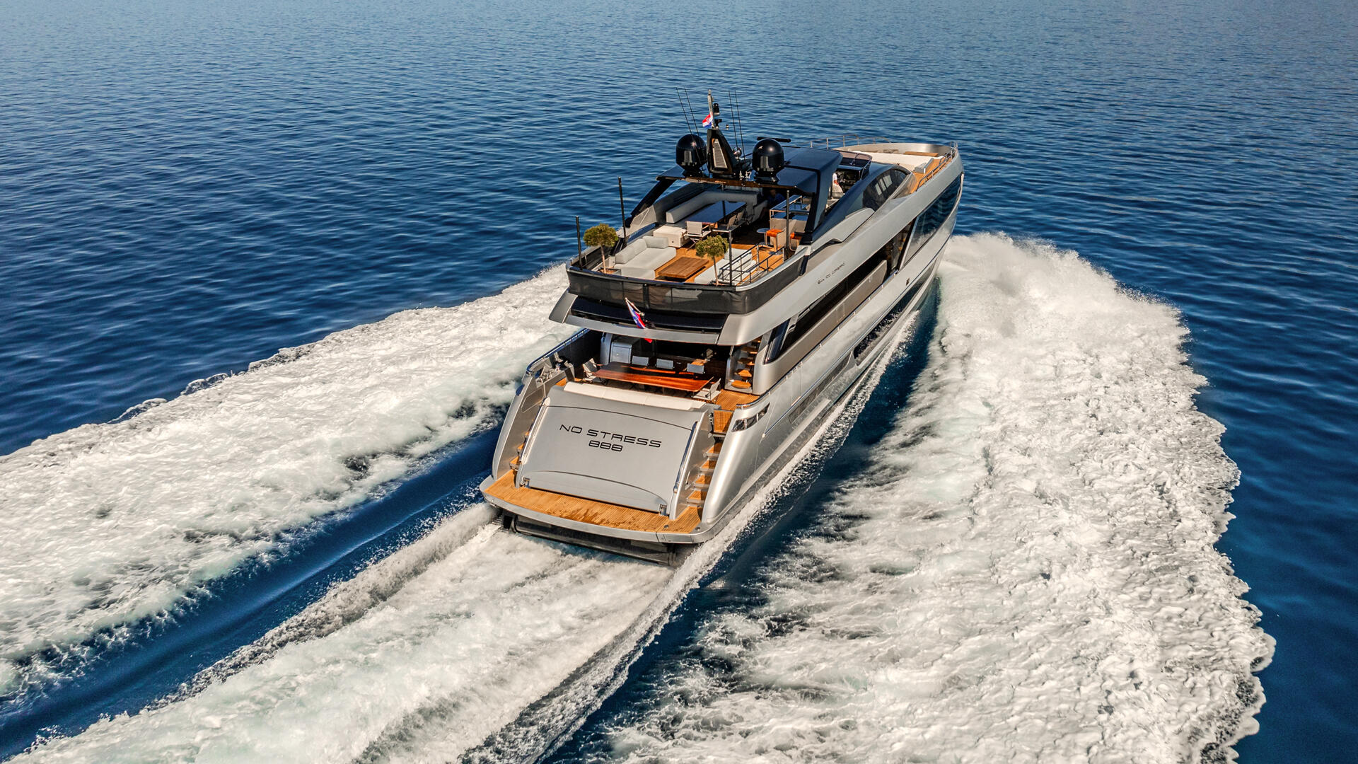 04-No-Stress-888-stern-view_.jpg
