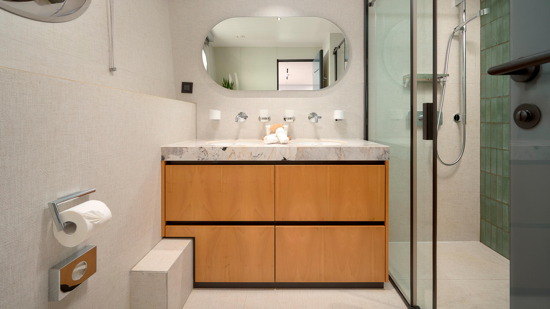 42-Marallure-VIP-cabin-en-suite_.jpg
