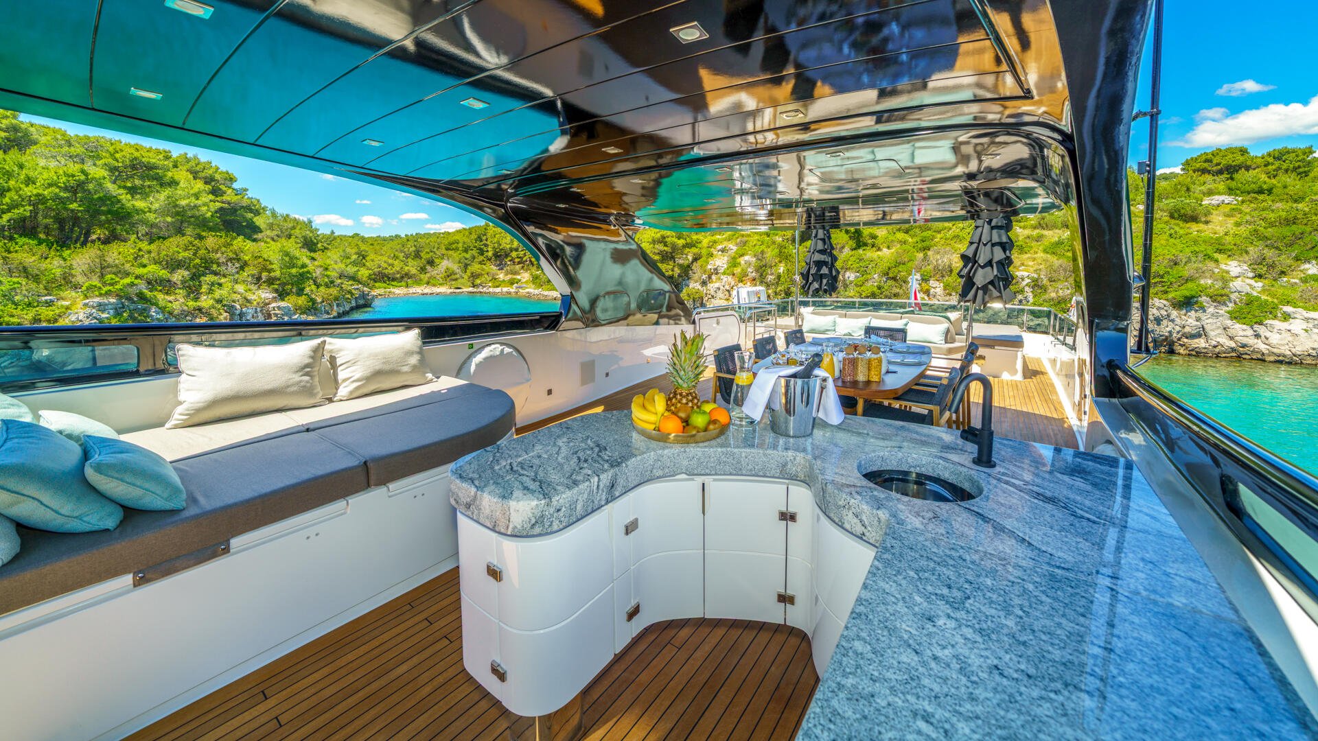 14-Cynthia-flybridge-bar_.jpg
