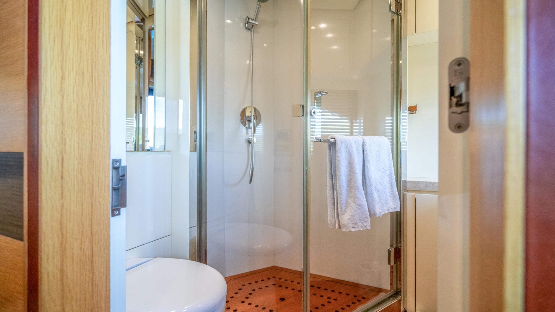 39-Silent-World-Twin-ensuite_.jpg