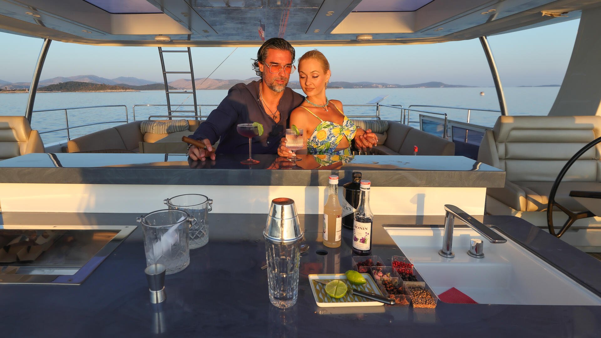 10-Honeybird-flybridge_.jpg