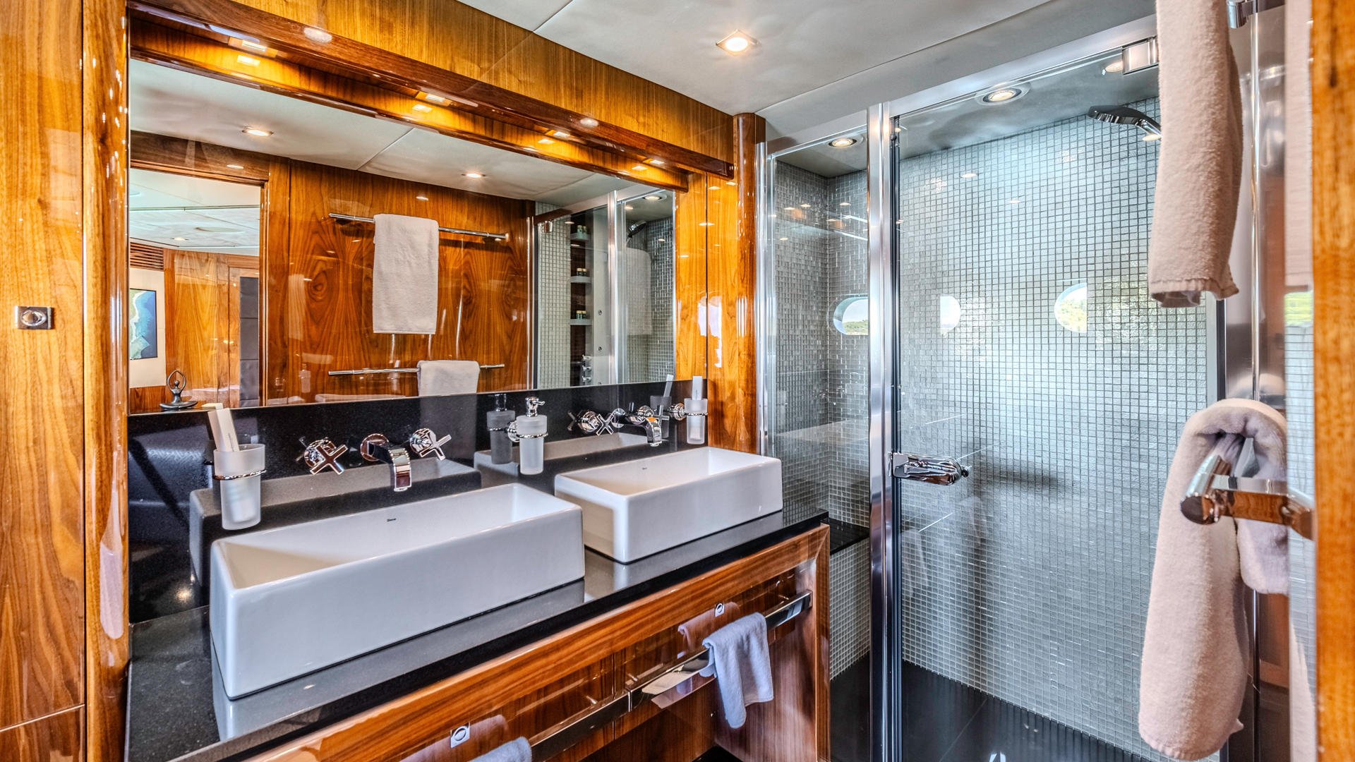 31-Arago-Double-cabin-bathroom _.JPG