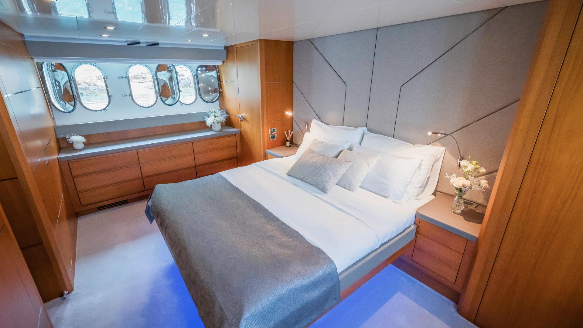 26-KARISMA-Master-cabin_.JPG