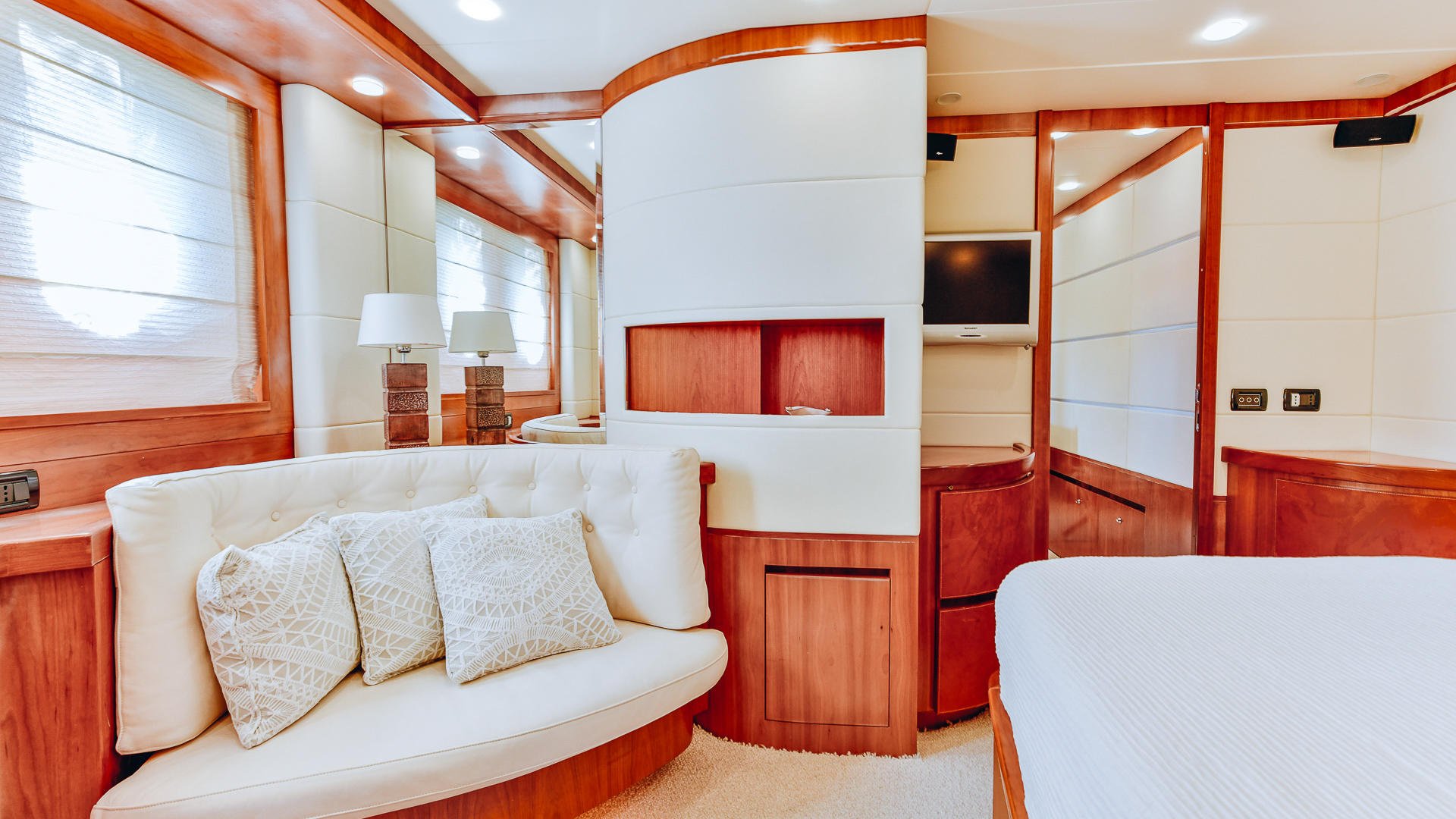 15-SEA-LADY-Double-cabin-sofa-view.jpg