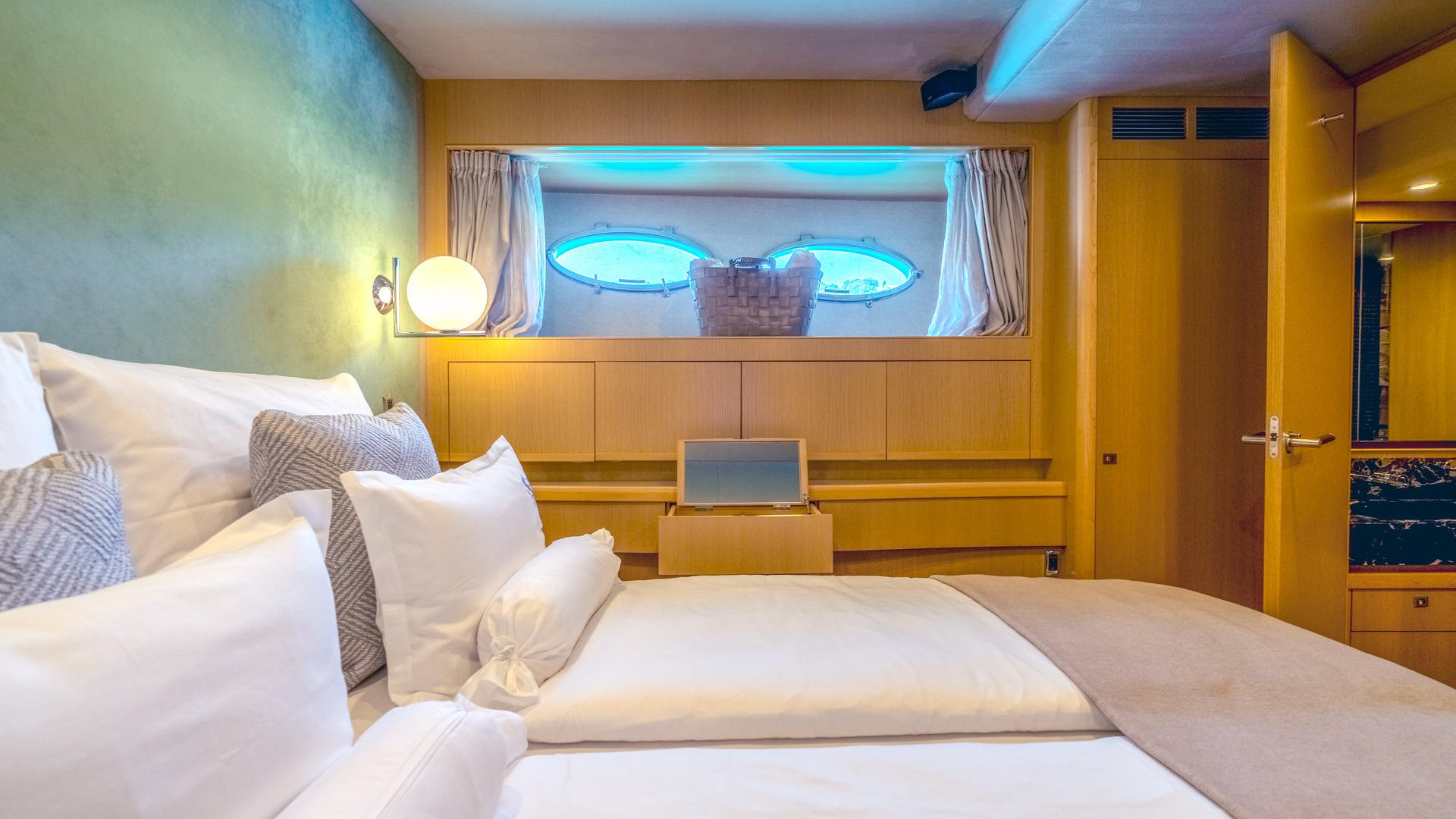 23-INSIEME-Double-cabin-side-view_.jpg