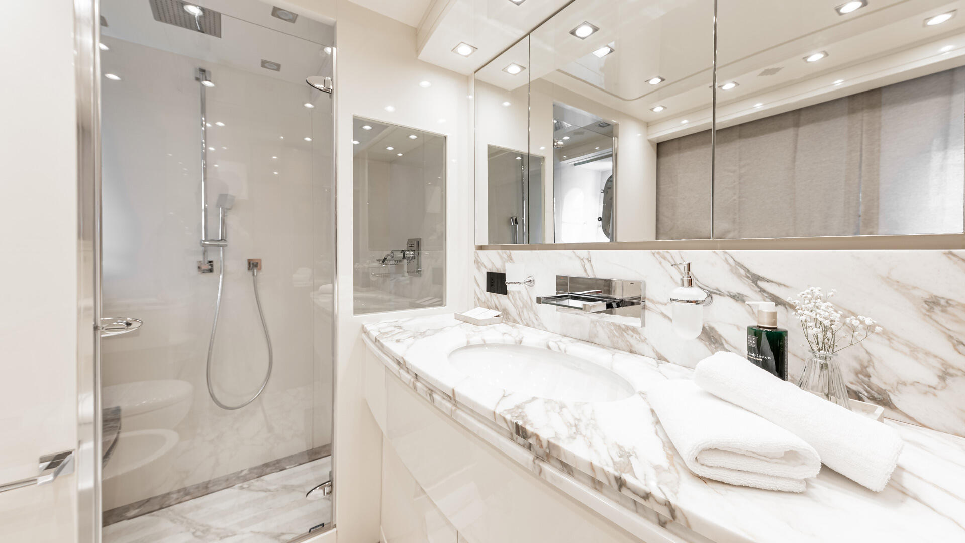 22-Cynthia-Master-cabin-shower_.jpg
