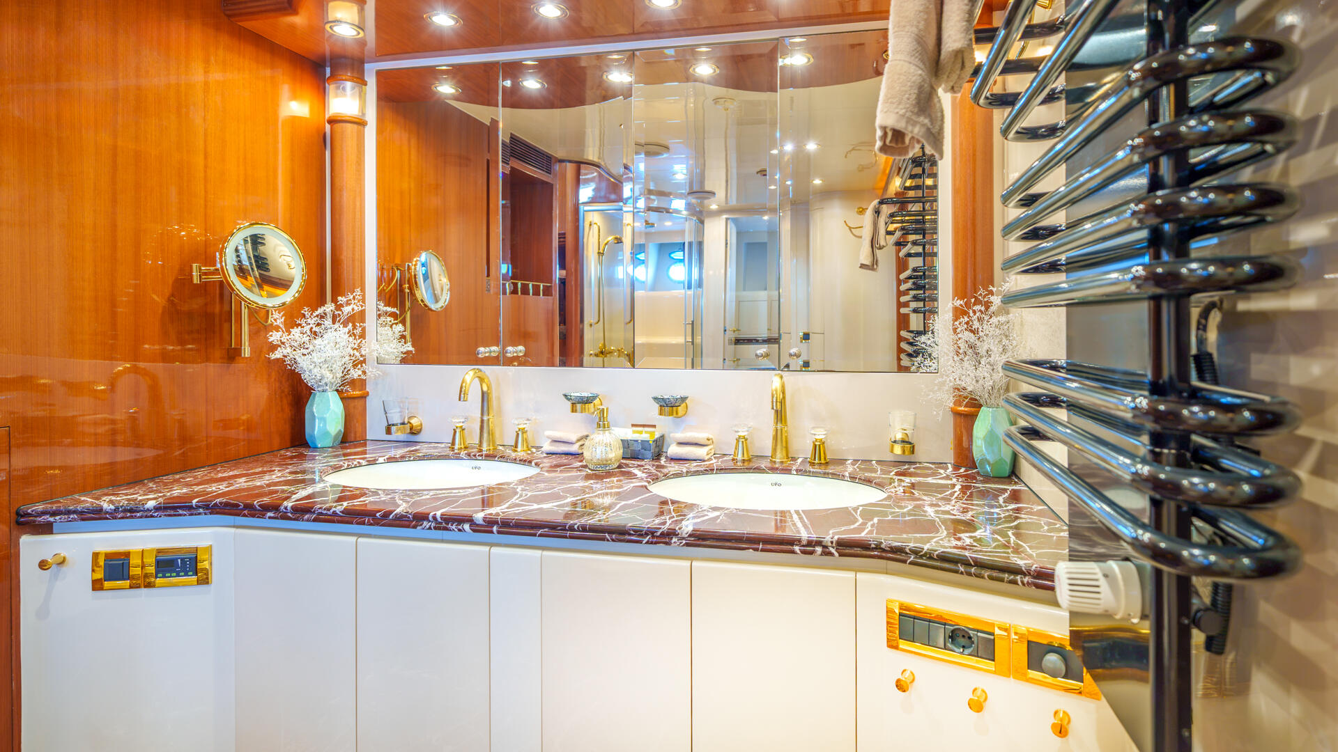 21-Conte-Stefani-Master-cabin-ensuite_.jpg