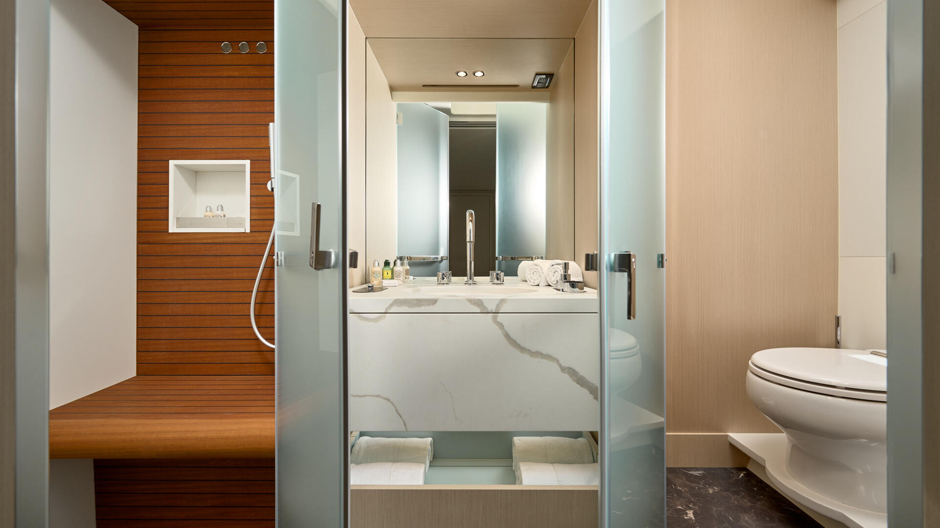 30-Aglaya-ensuite_.jpg