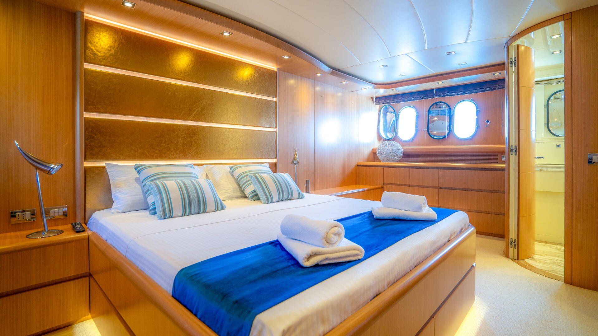 15-Cynthia-Master-cabin_.jpg