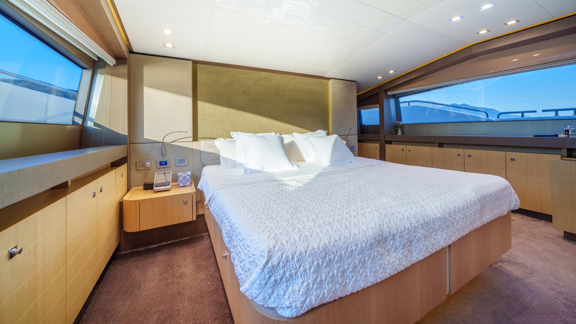31-Iva-Master-cabin_.jpg
