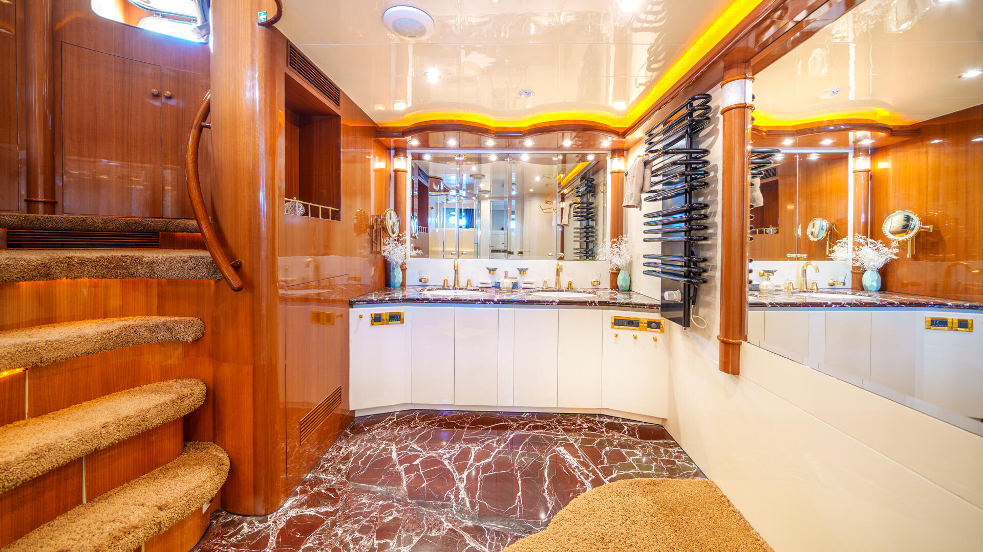 19-Conte-Stefani-Master-cabin-ensuite_.jpg