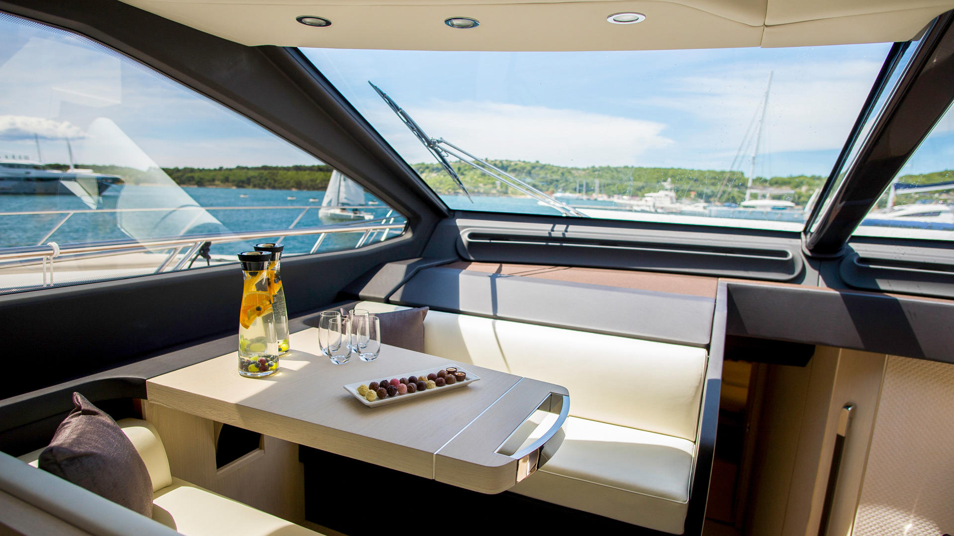 17-Azimut-72-Fly-Alyss-salon-corner _ _.JPG