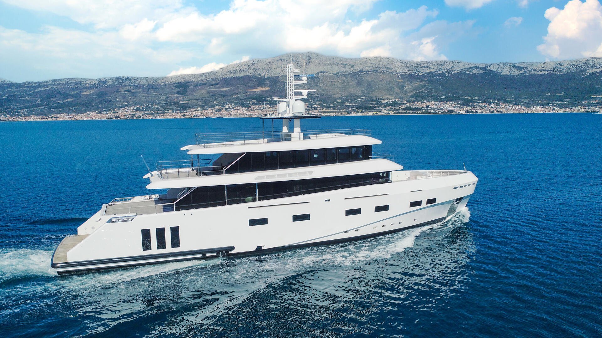 01-RENATA-starboard-cruising_.jpg