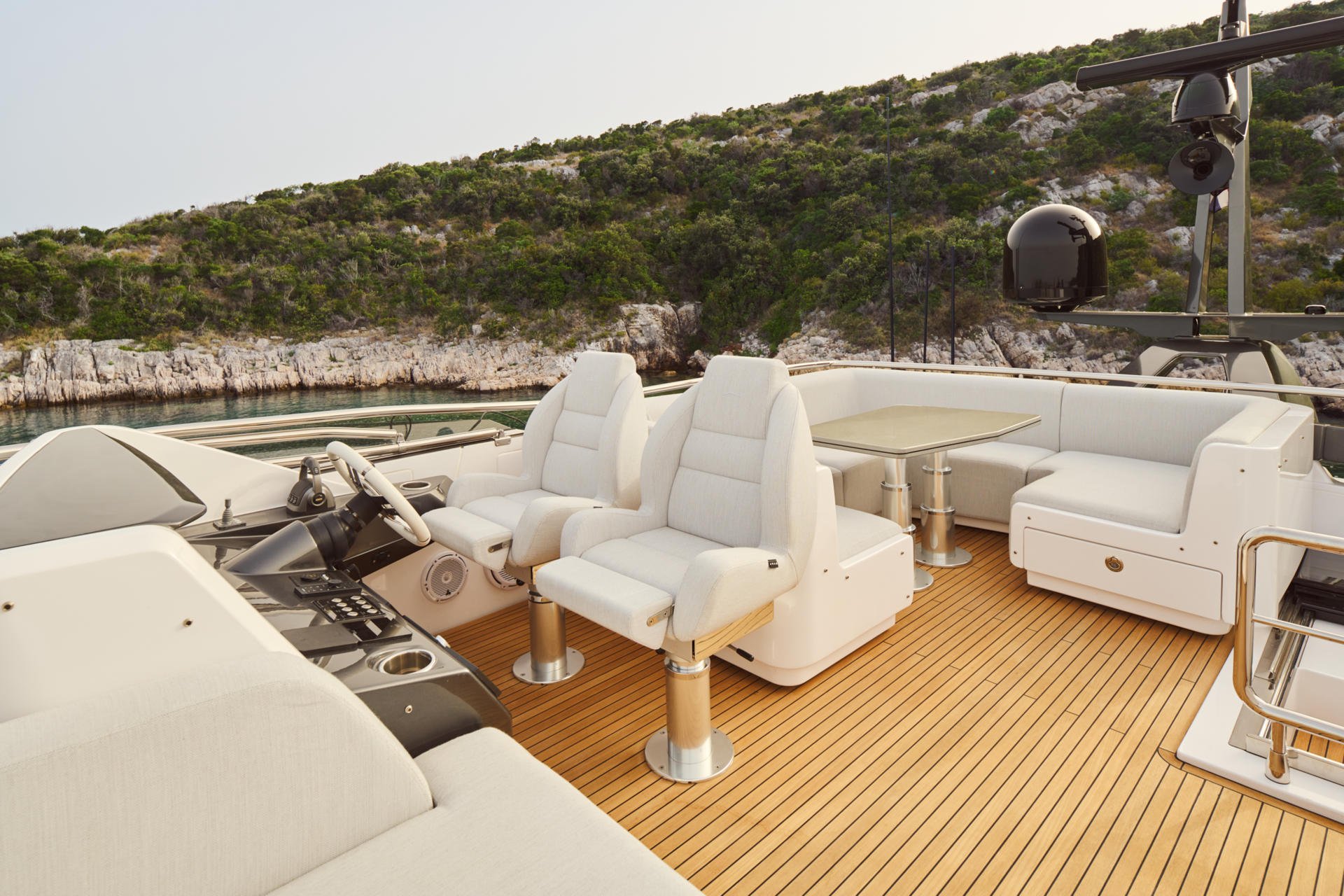 16-Myne-fly-bridge-seating_.jpg