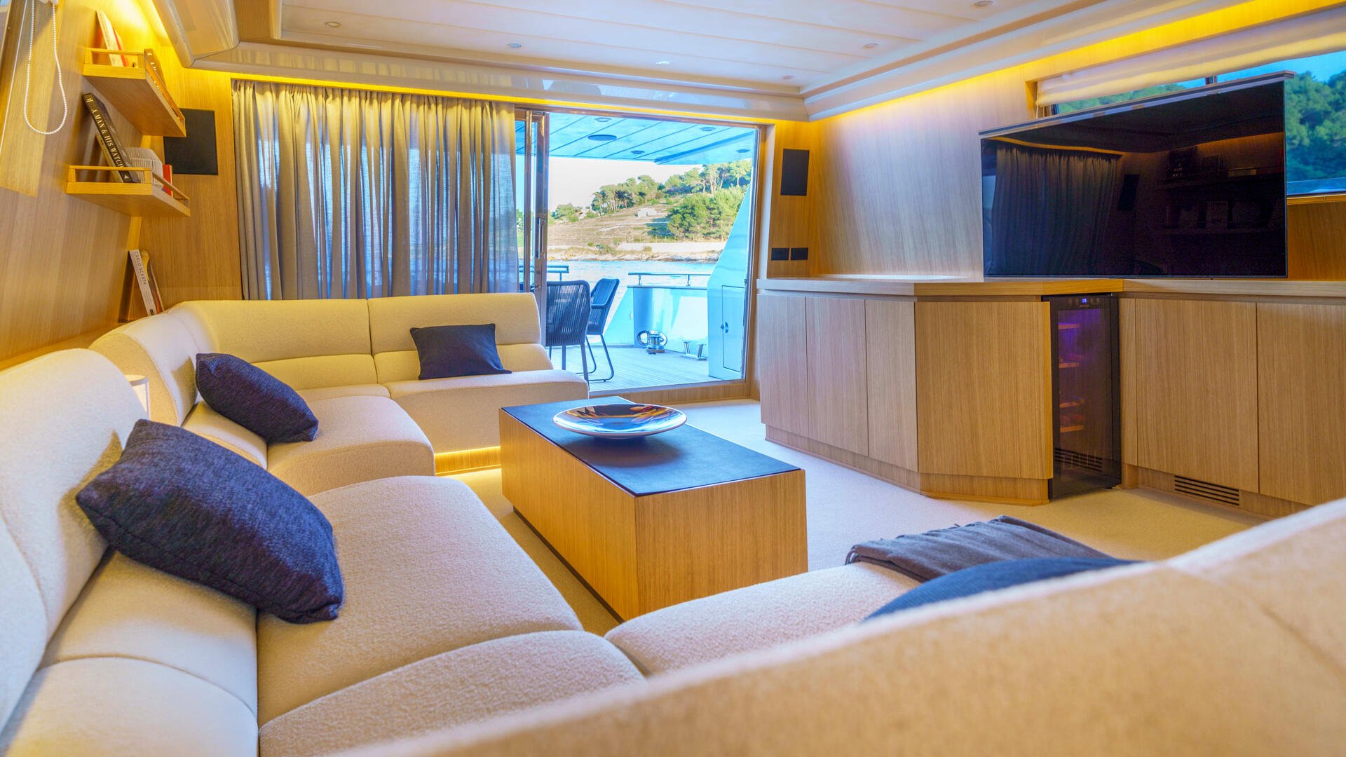 24-Phantom-salon-with-coastal-vistas_.jpg