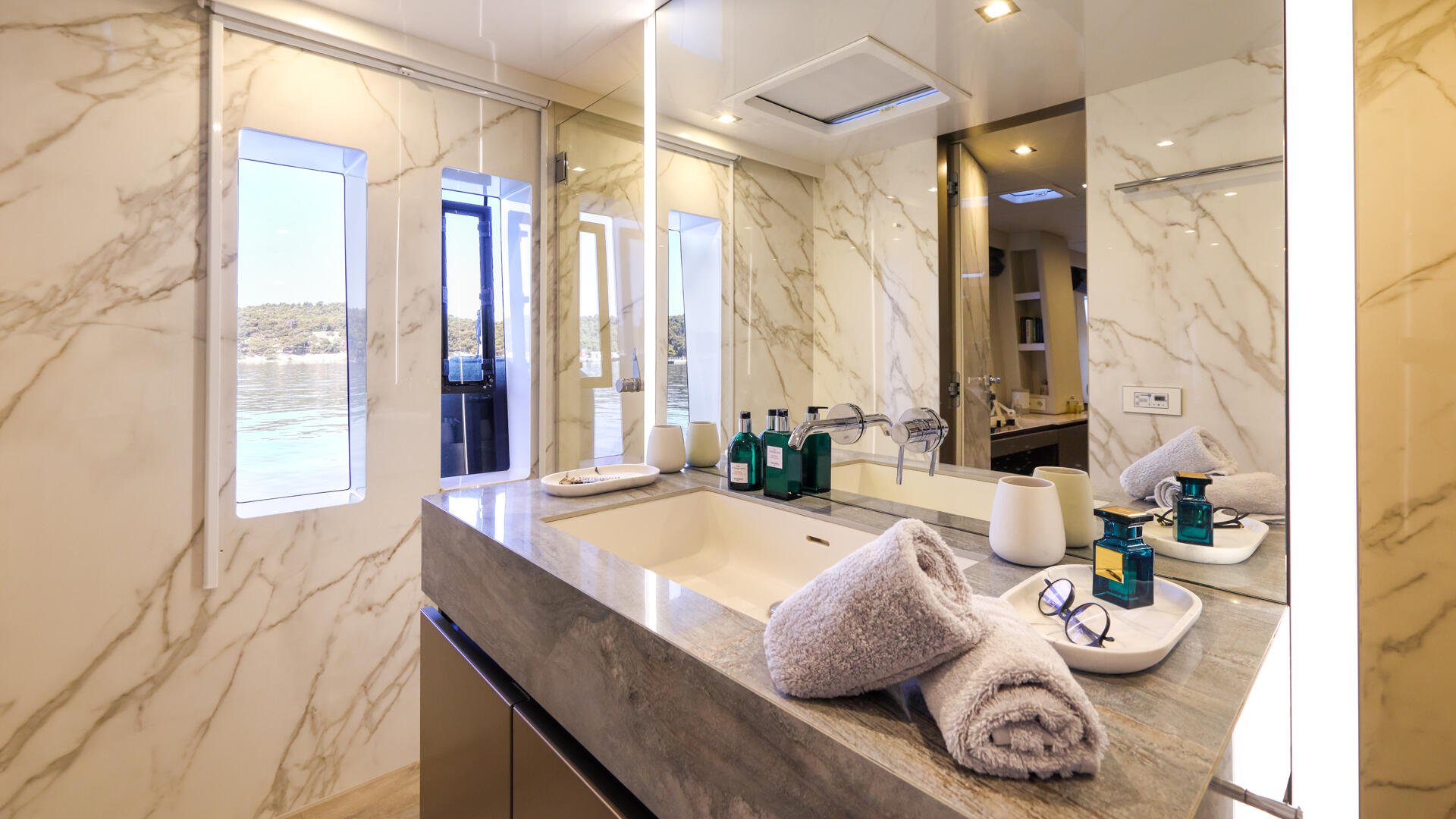 23-Honeybird-Master-en-suite-view_.jpg