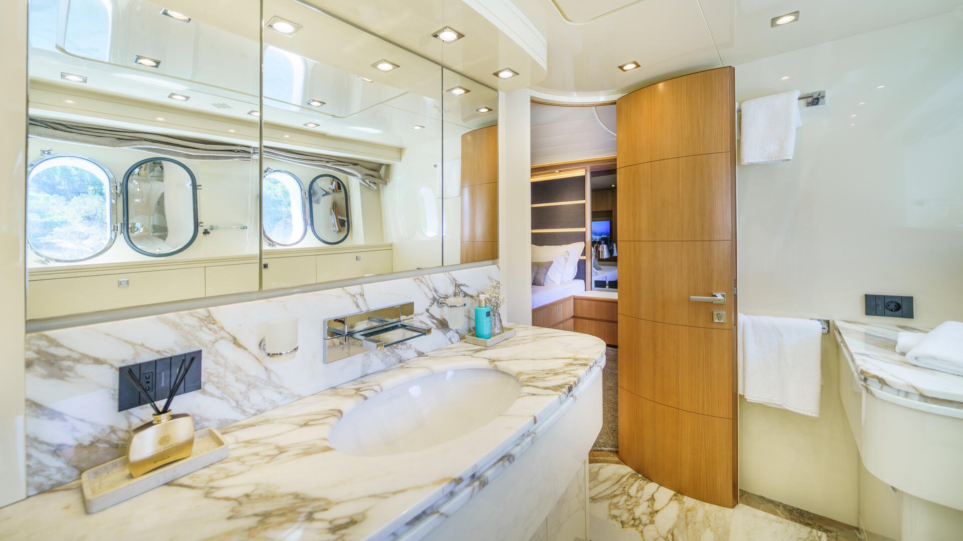 27-Cynthia-Master-bathroom_.jpg