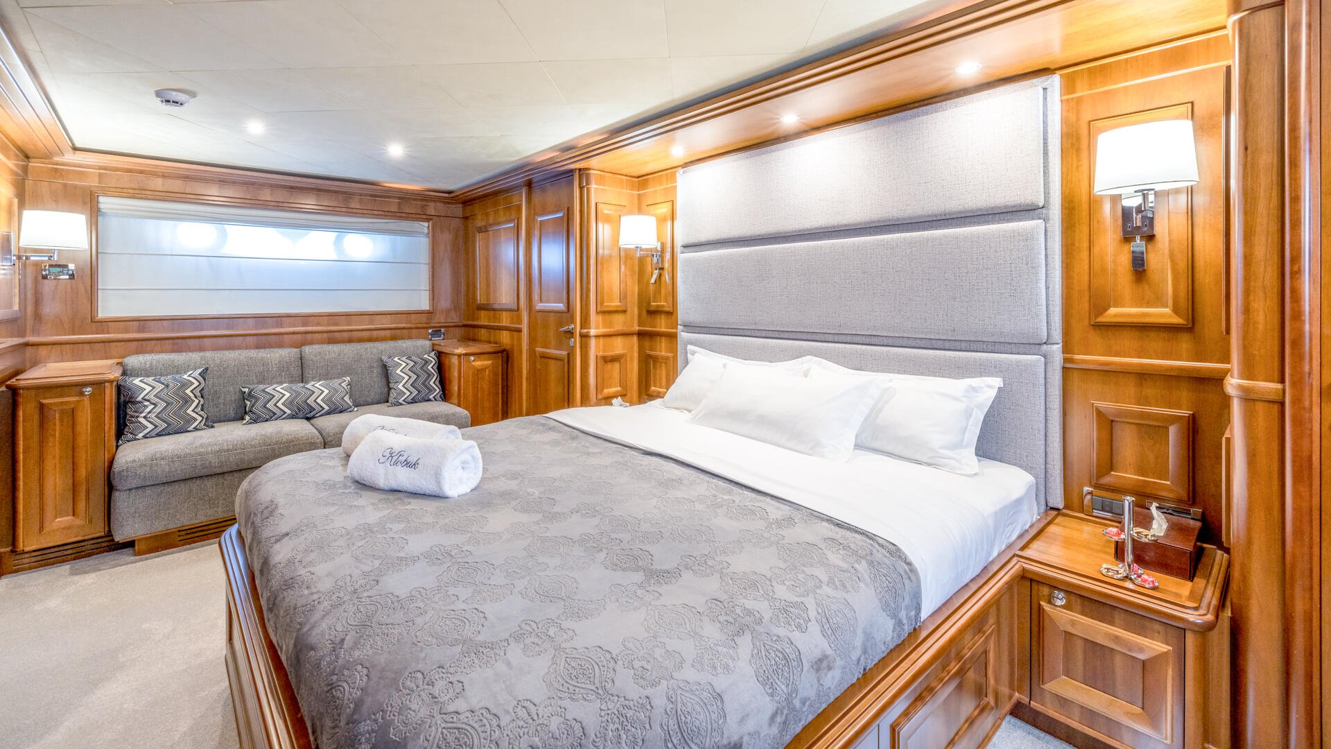 26-Klobuk-VIP-cabin-side-view_.jpg