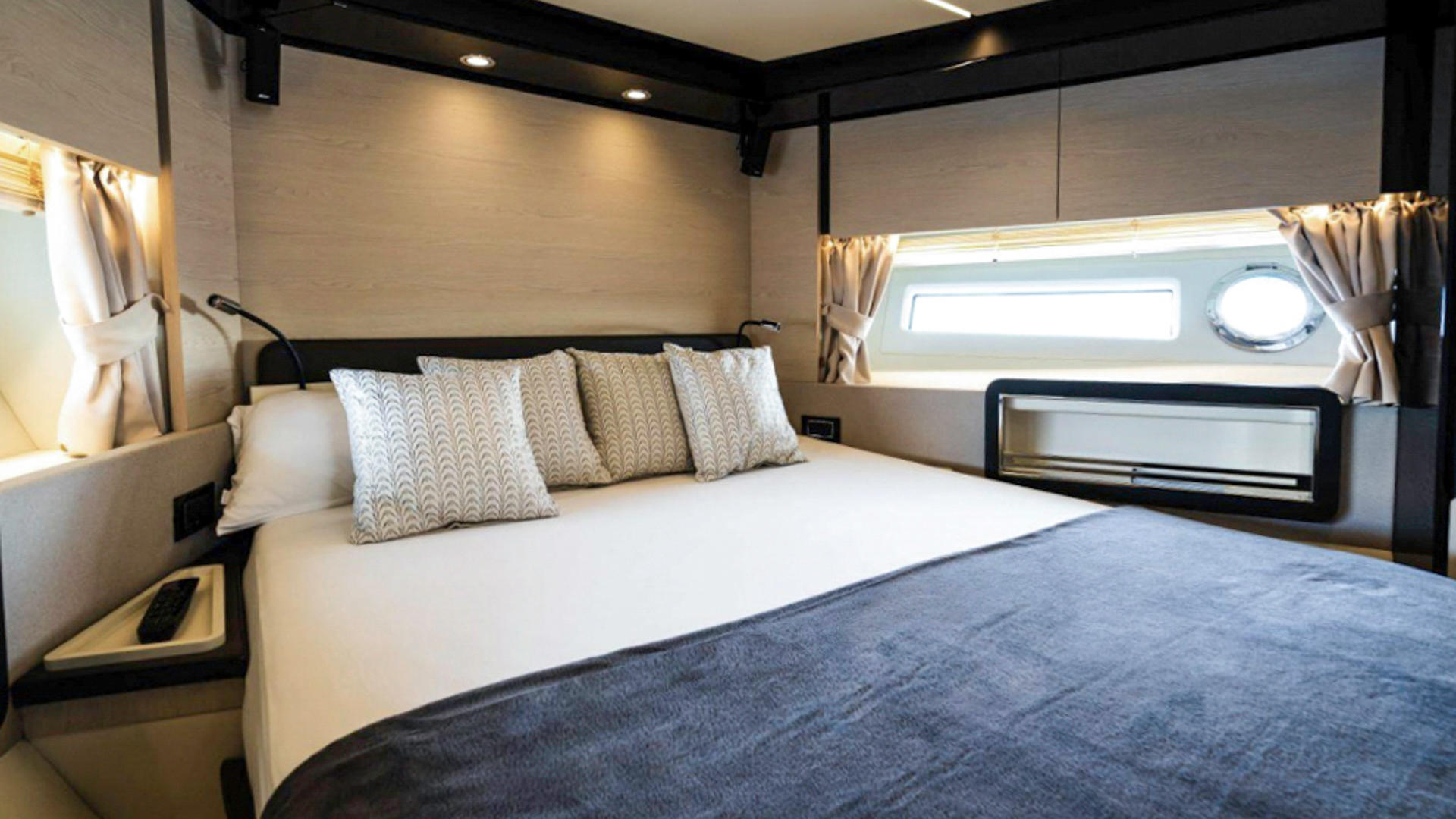 23-Azimut-72-Fly-Mineira-VIP-cabin _ _.JPG