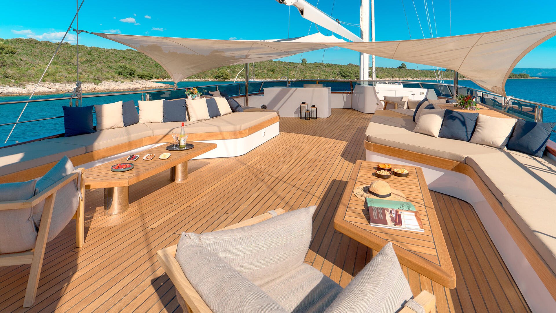 20-Marallure-flybridge-sunlit_.jpg