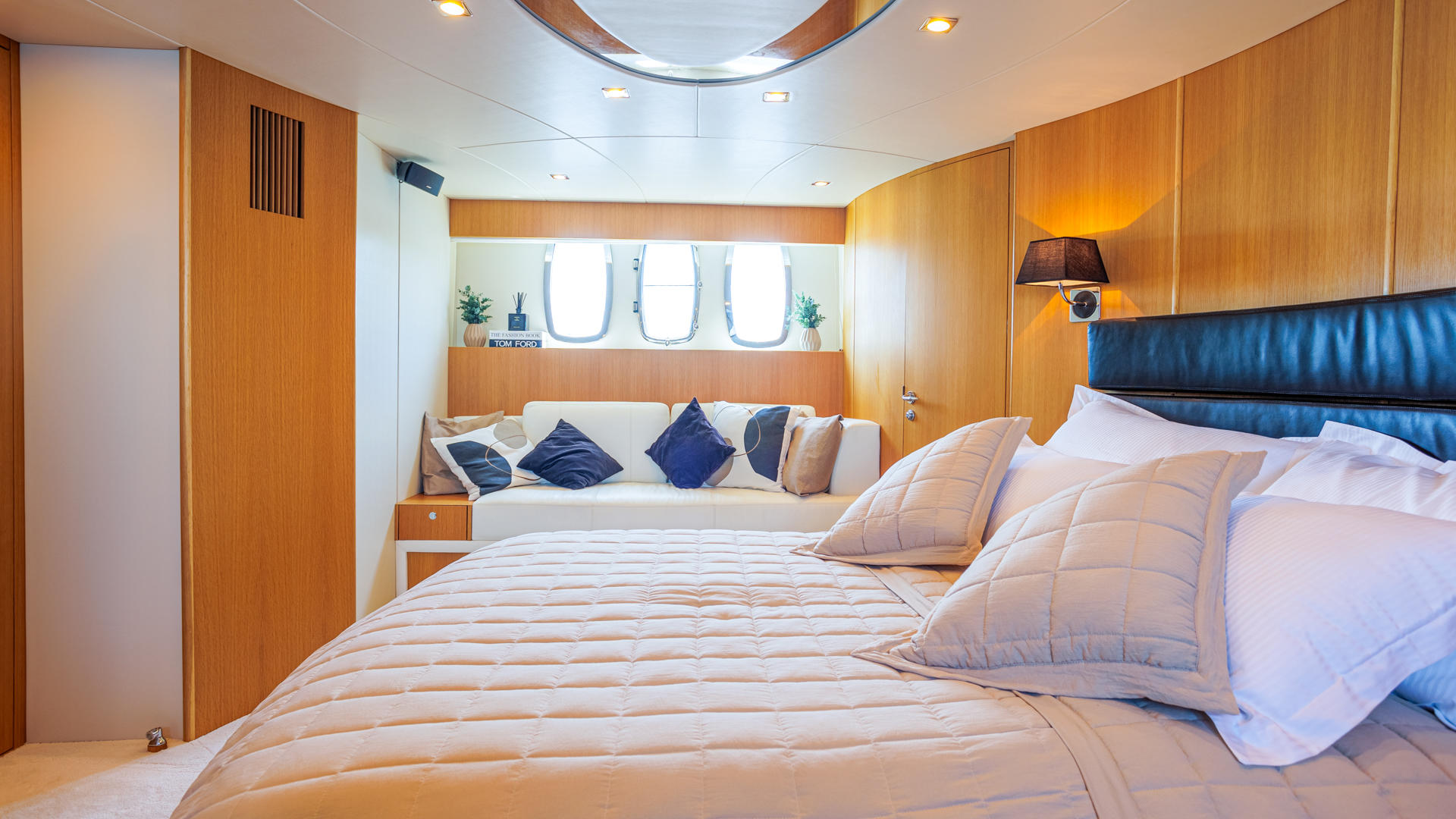 18-JoliDor-Master-cabin-side-view_.jpg