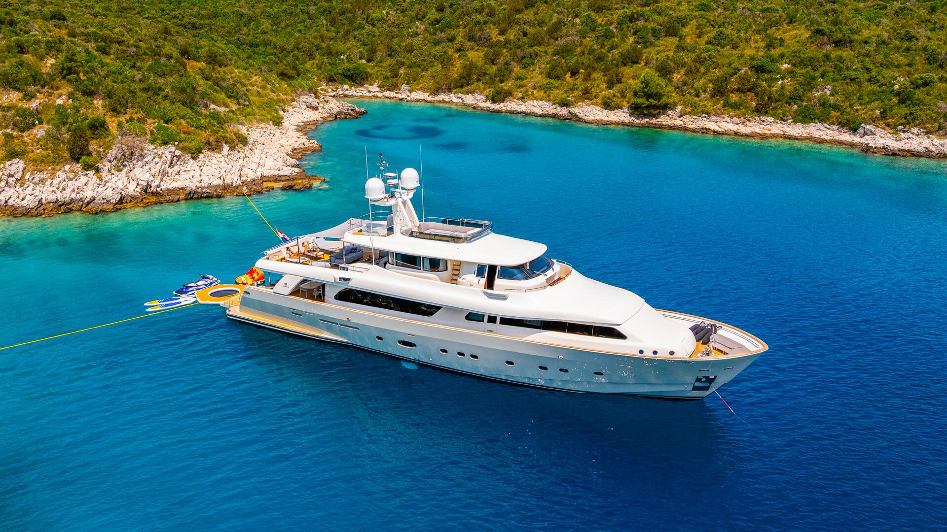 04-Klobuk-starboard-anchored_.jpg