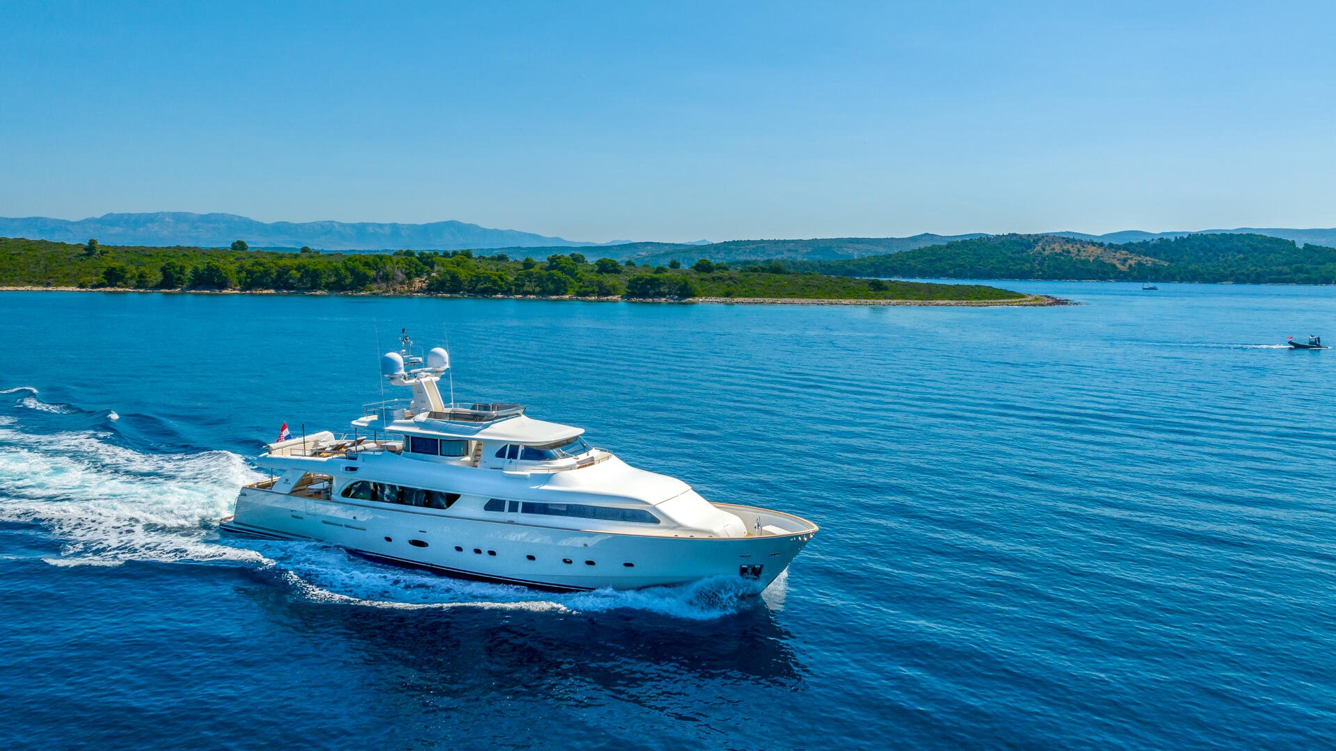 09-Klobuk-starboard-cruising_.jpg