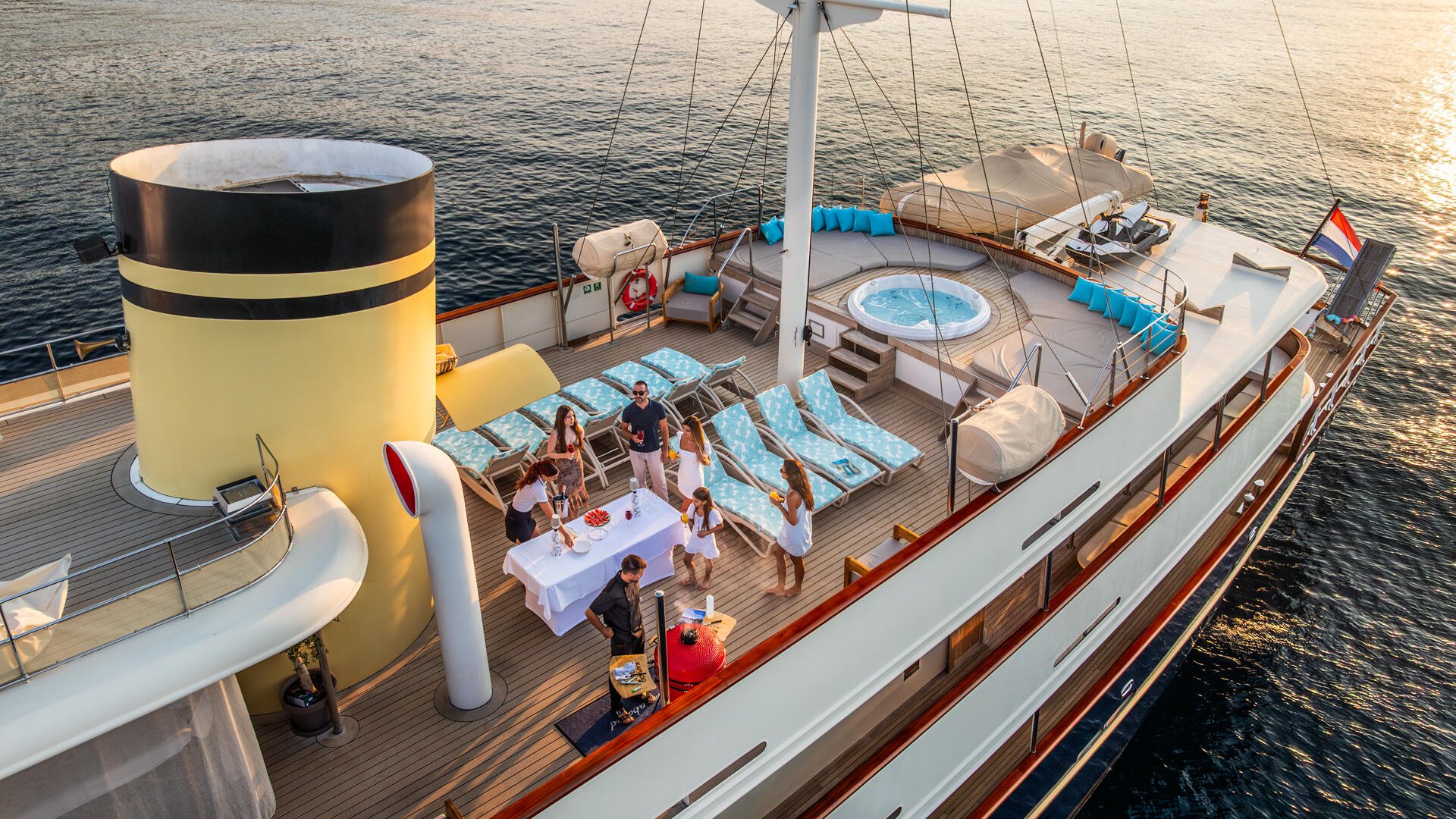 09-Casablanca-sundeck_.jpg