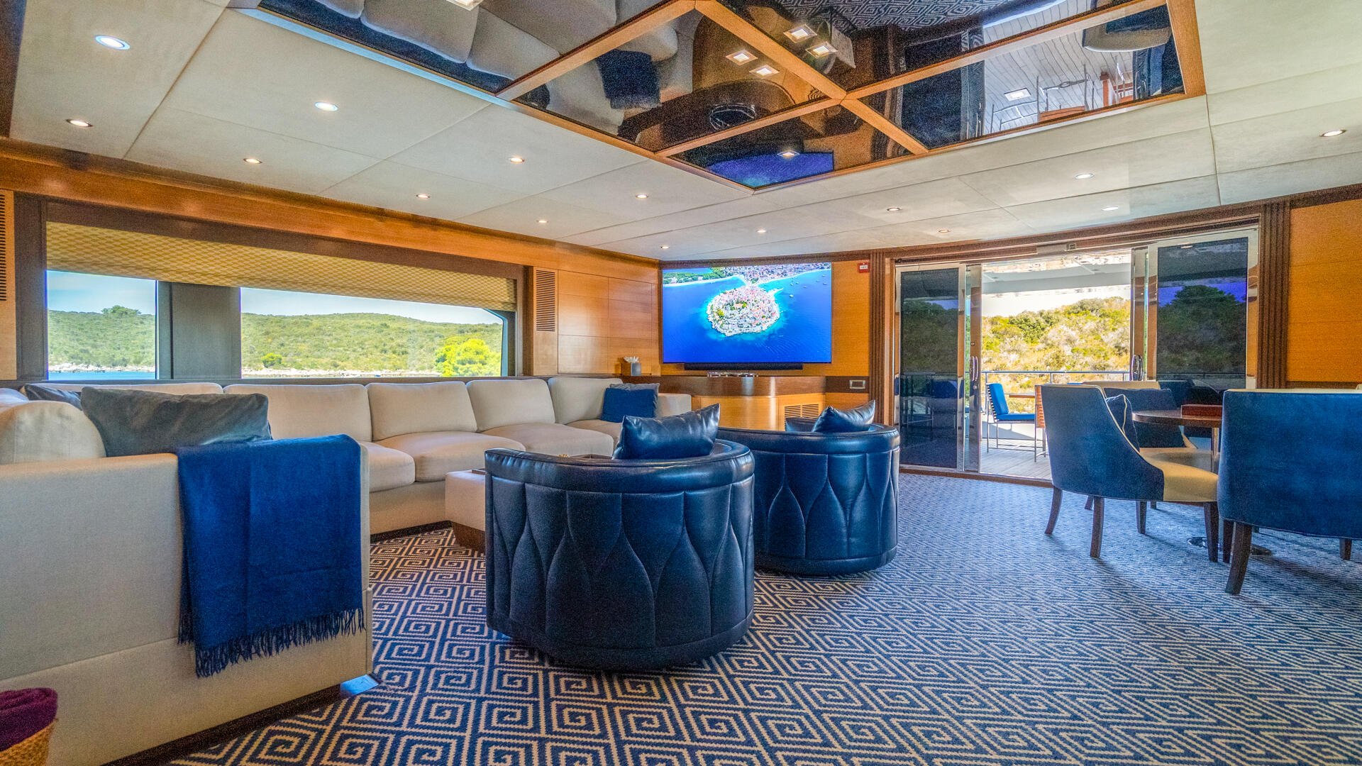 34-Silent-World-sky-lounge_.jpg