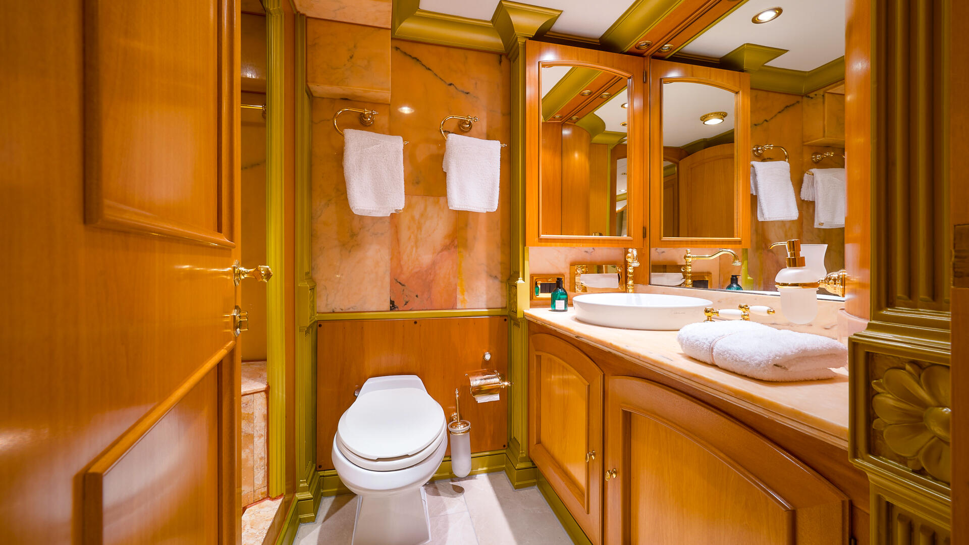 28-To-Je-To-double-cabin-bathroom_.jpg