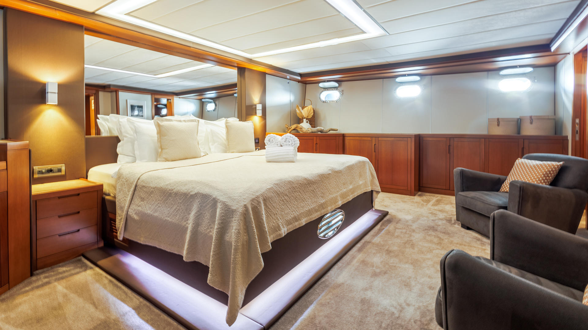 20-SAN-LIMI-Master-cabin-side-view_.jpg