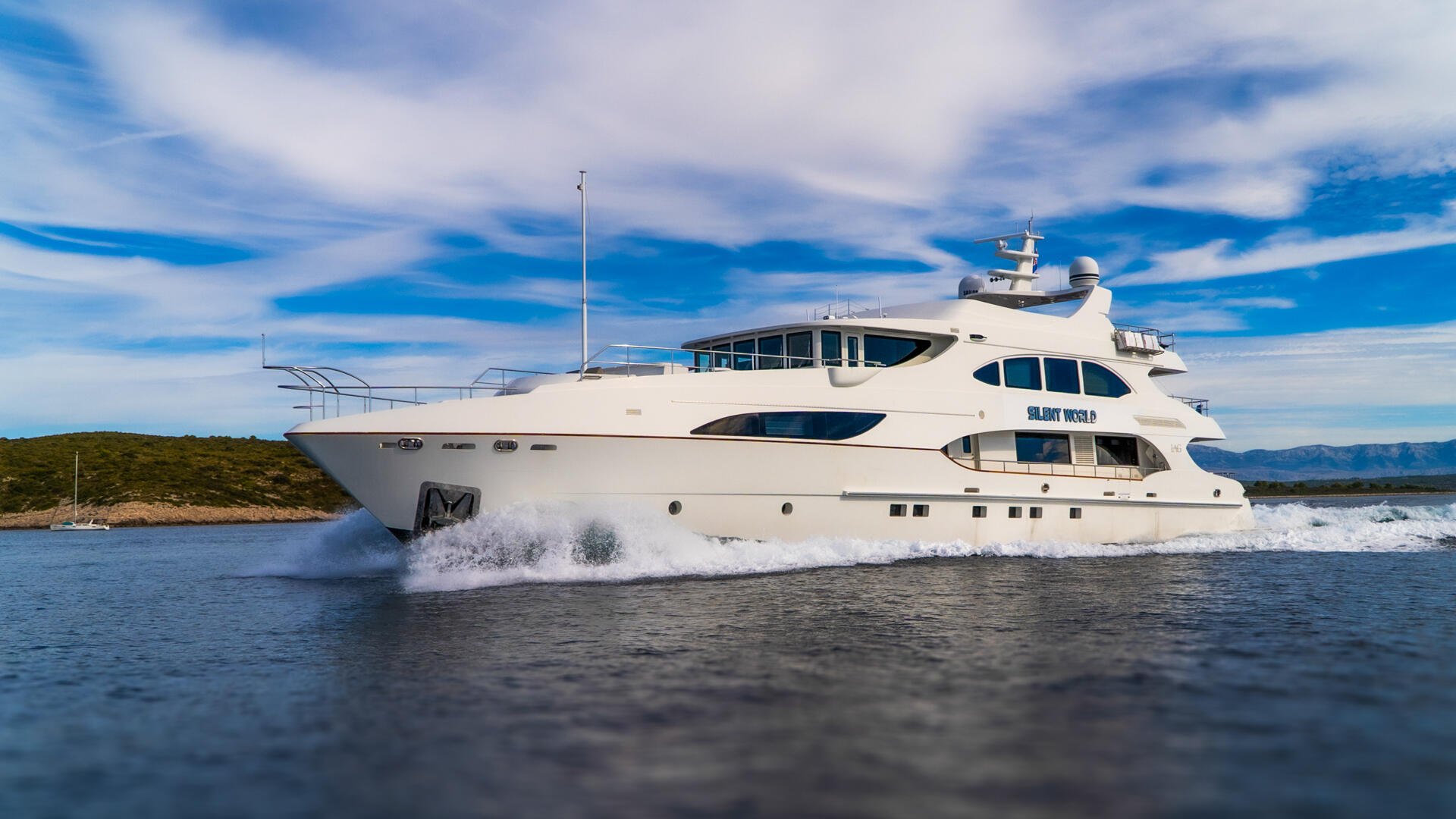 04-Silent-World-cruising_.jpg