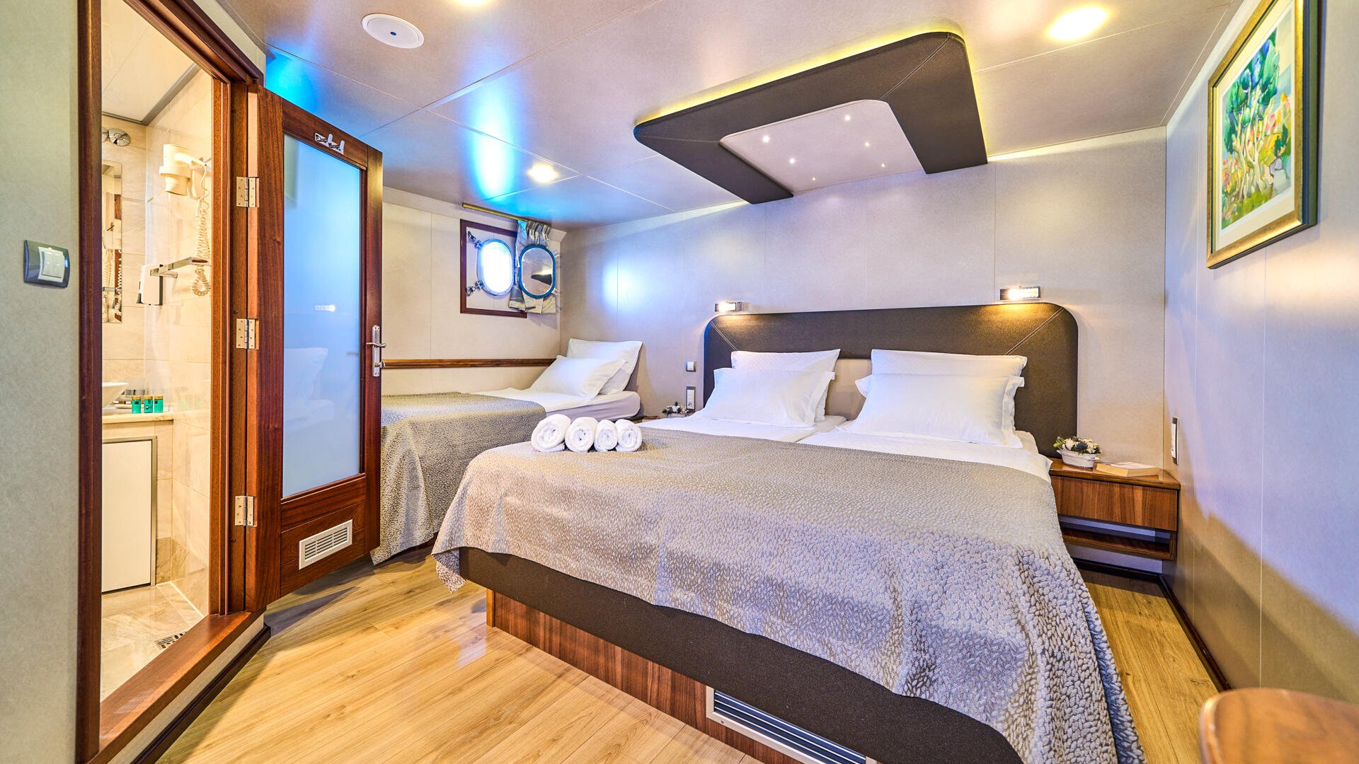 15-Casablanca-triple-cabin_.jpg