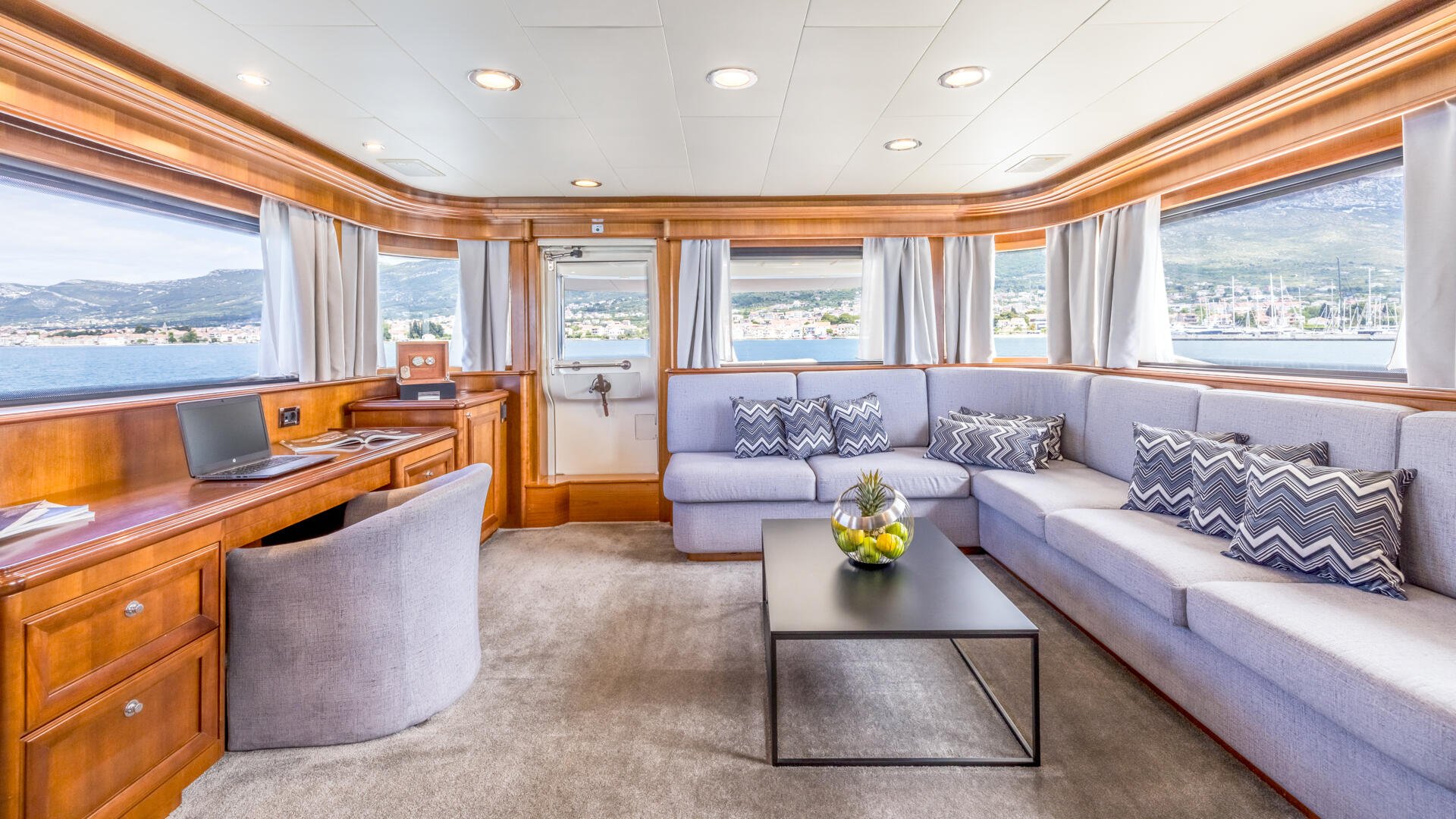 18-Klobuk-Upper-deck-lounge-area_.jpg