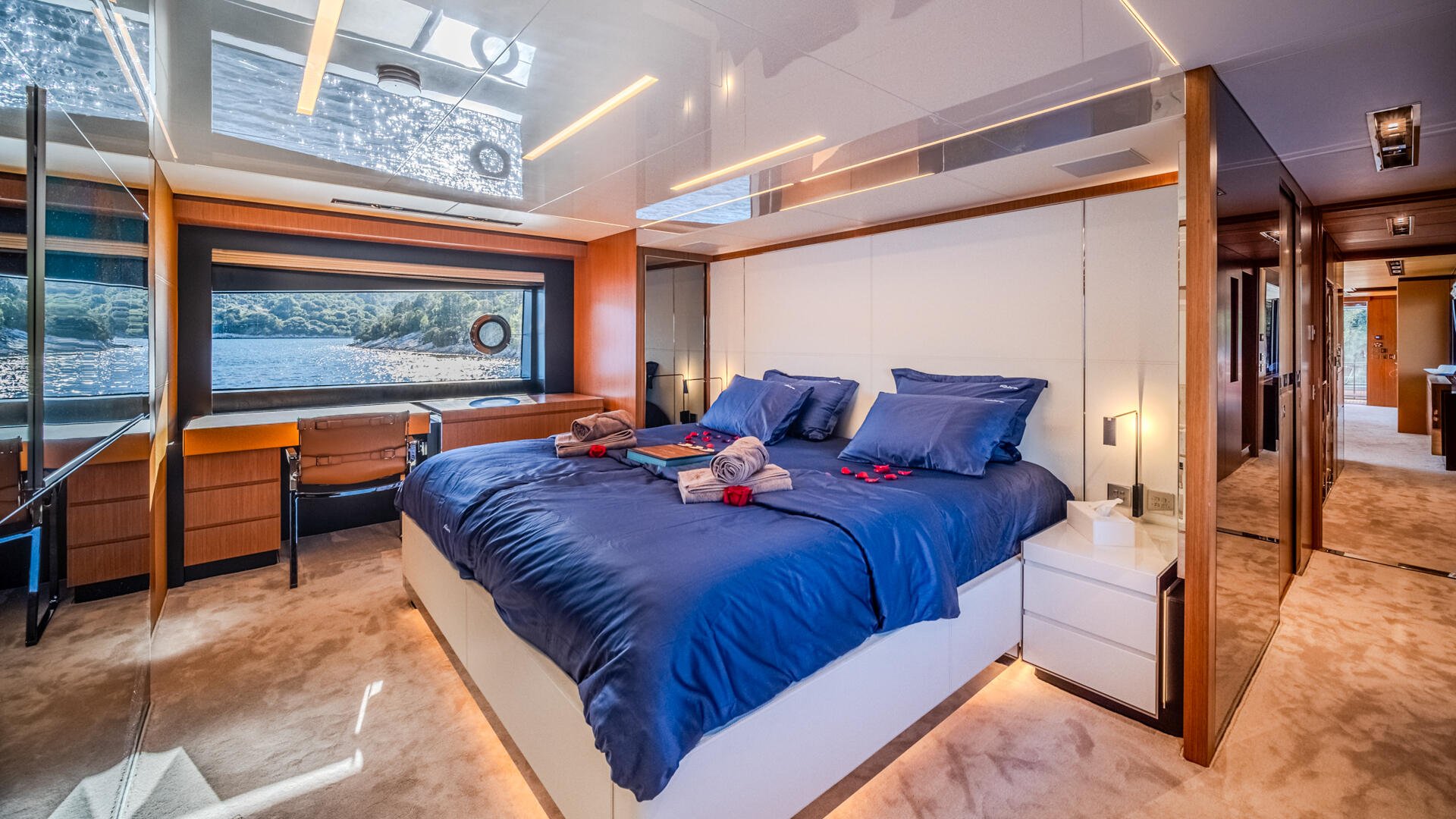 24-No-Stress-888-Master-cabin_.jpg