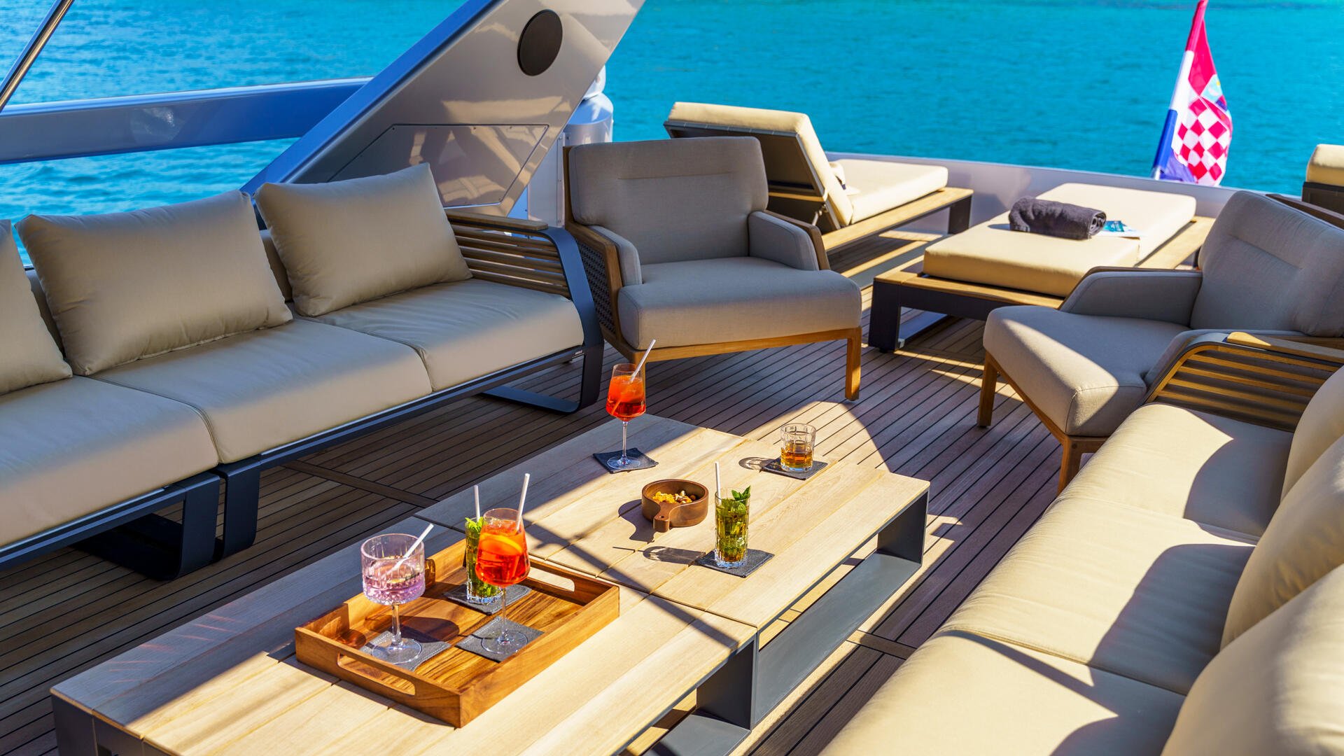 14-Phantom-flybridge-lounge_.jpg