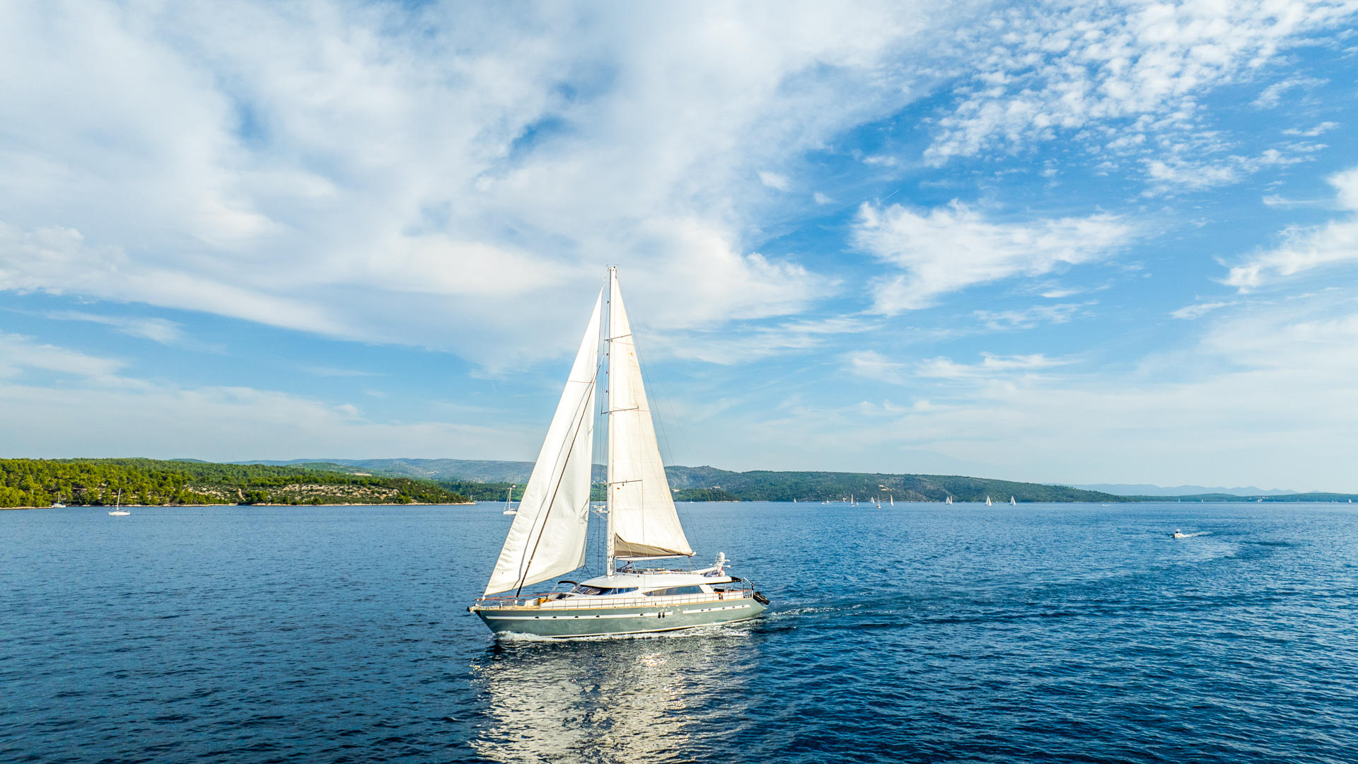 05-SAN-LIMI-portside-cruising_.jpg
