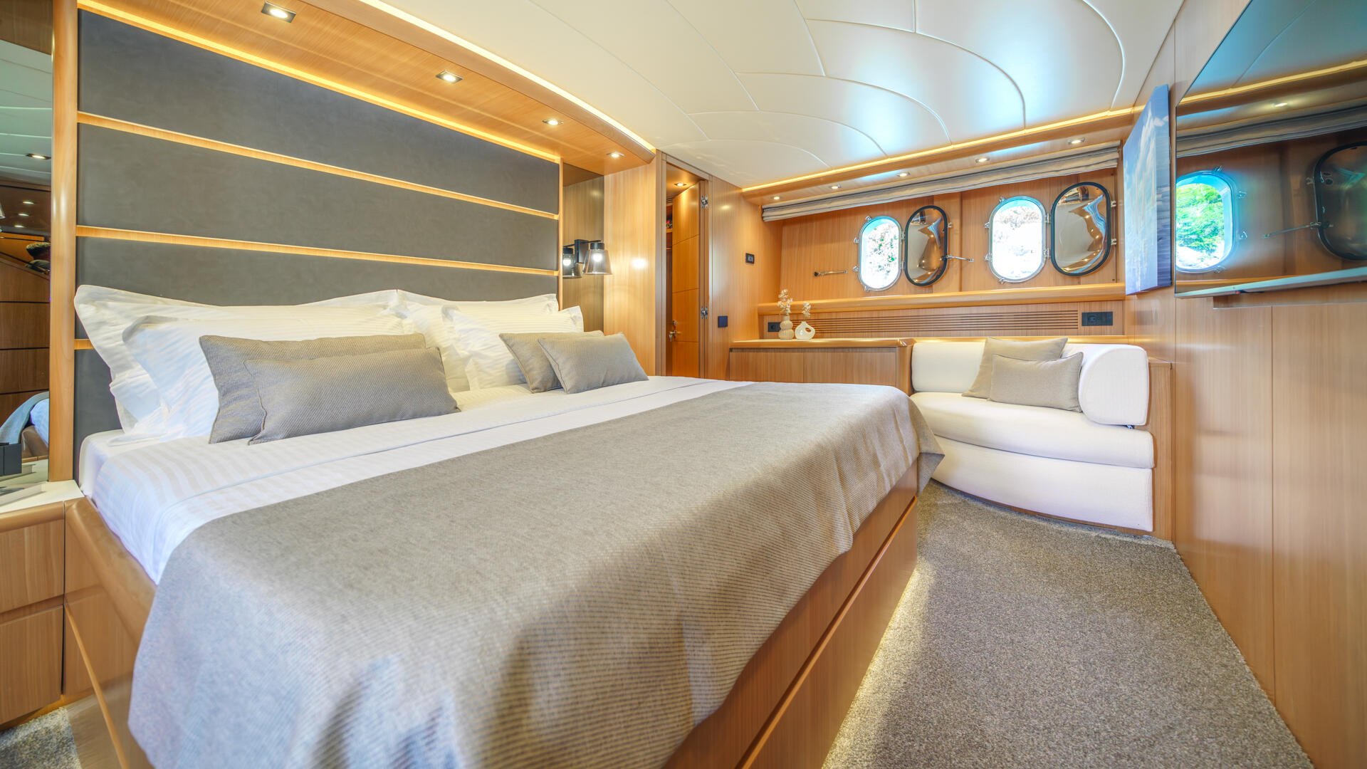 25-Cynthia-Master-cabin_.jpg