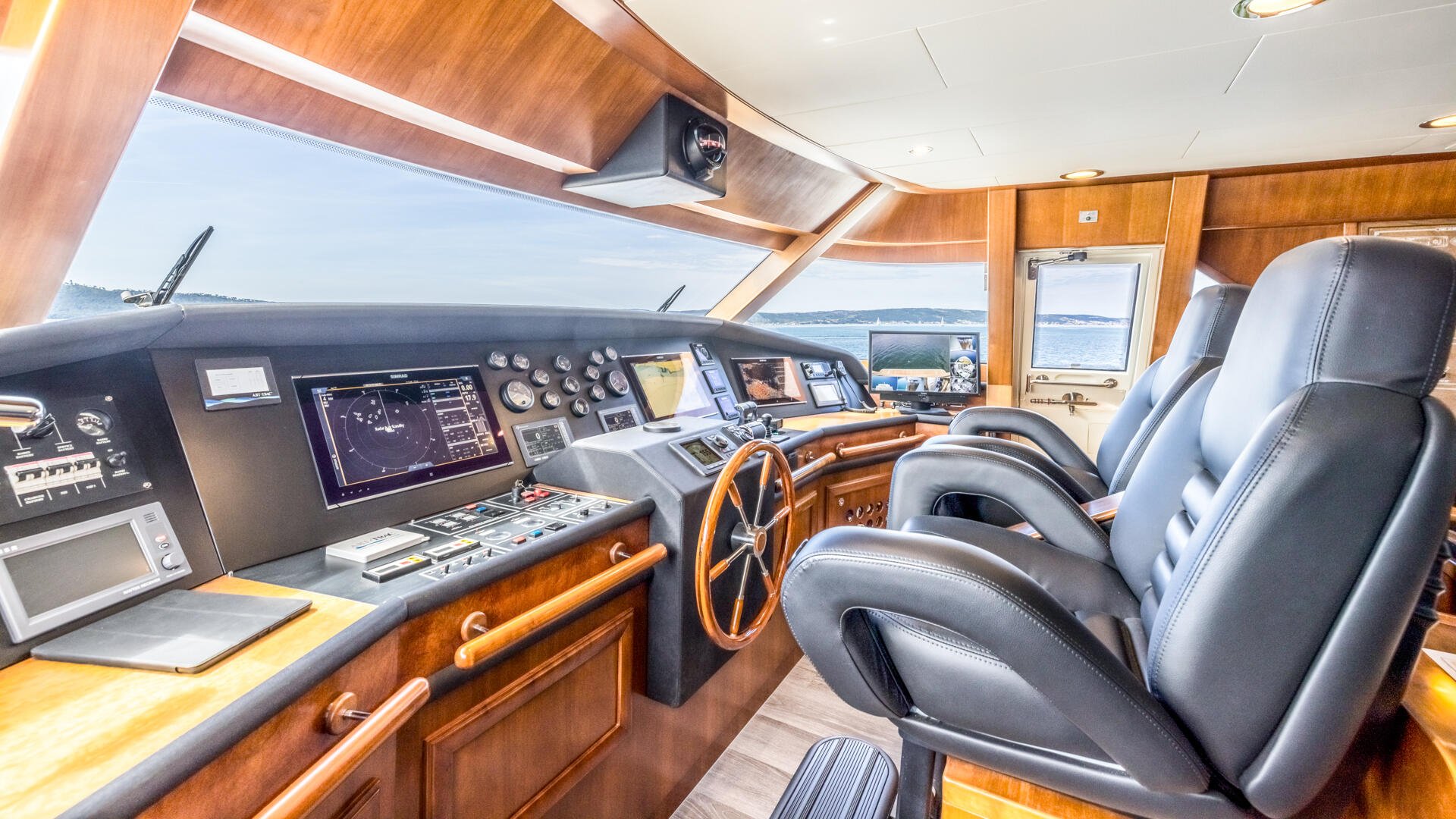 33-Klobuk-cockpit_.jpg